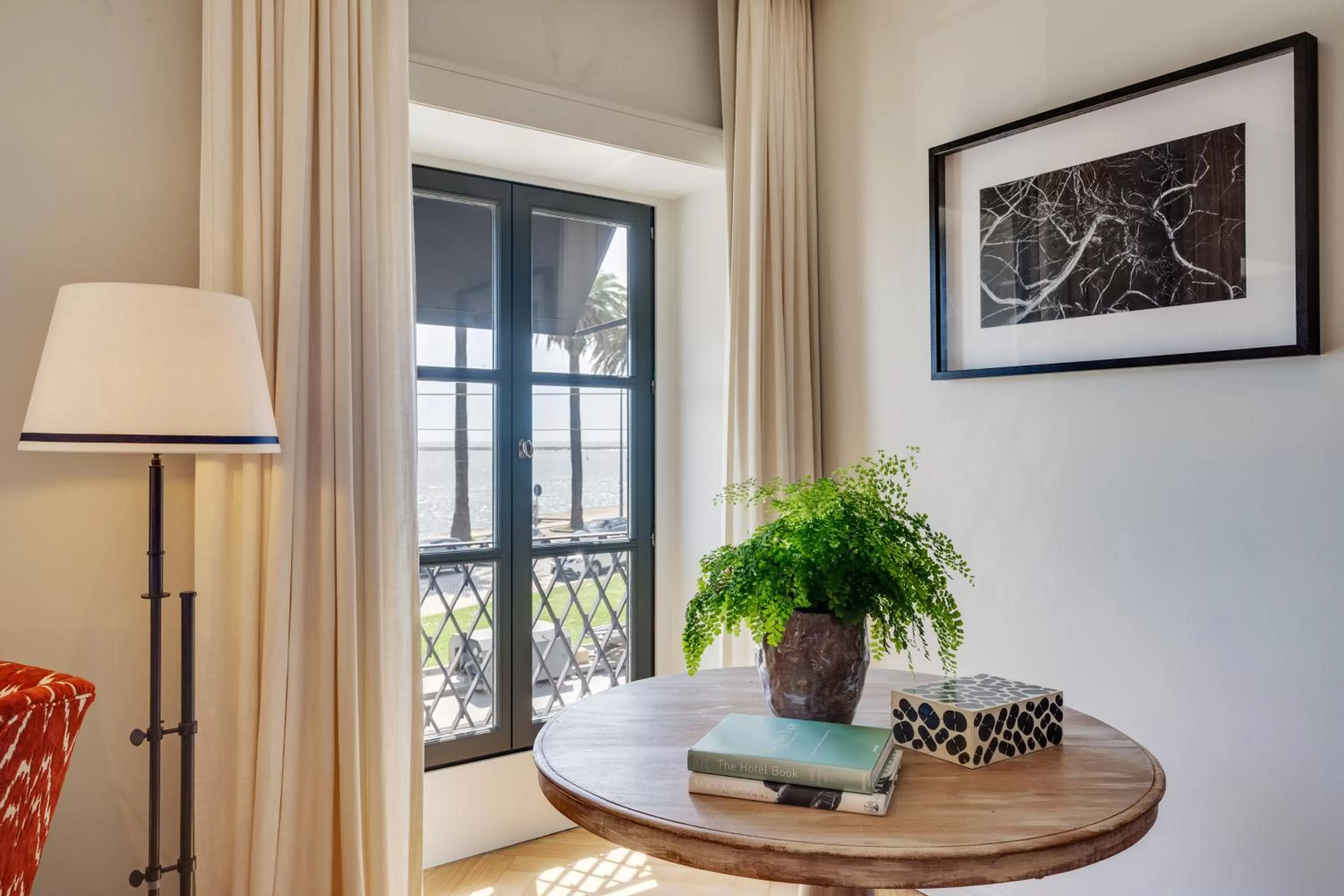 Dining Area in Portie Deluxe Suites by DA'HOME