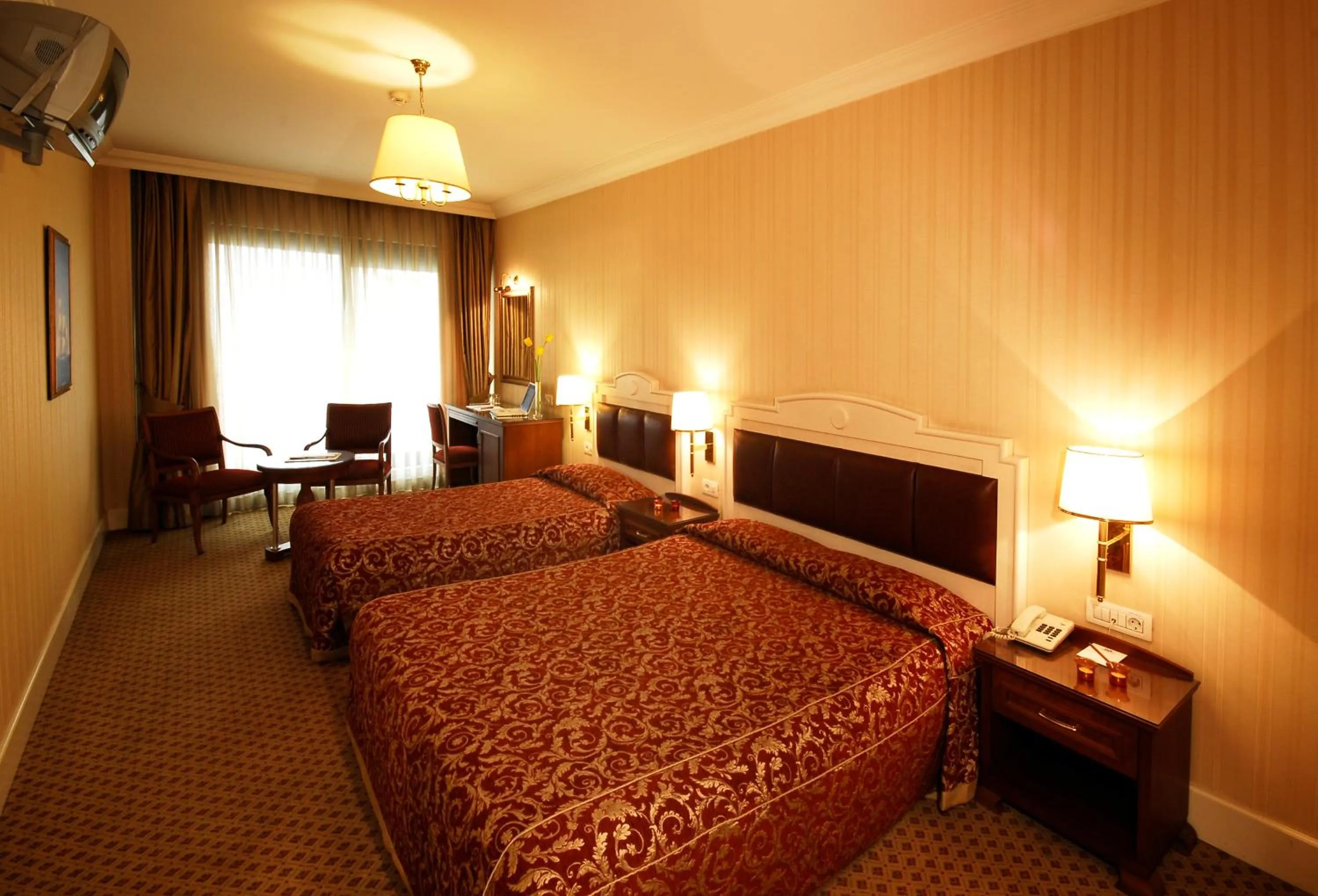 TV and multimedia, Bed in Taksim Metropark Hotel