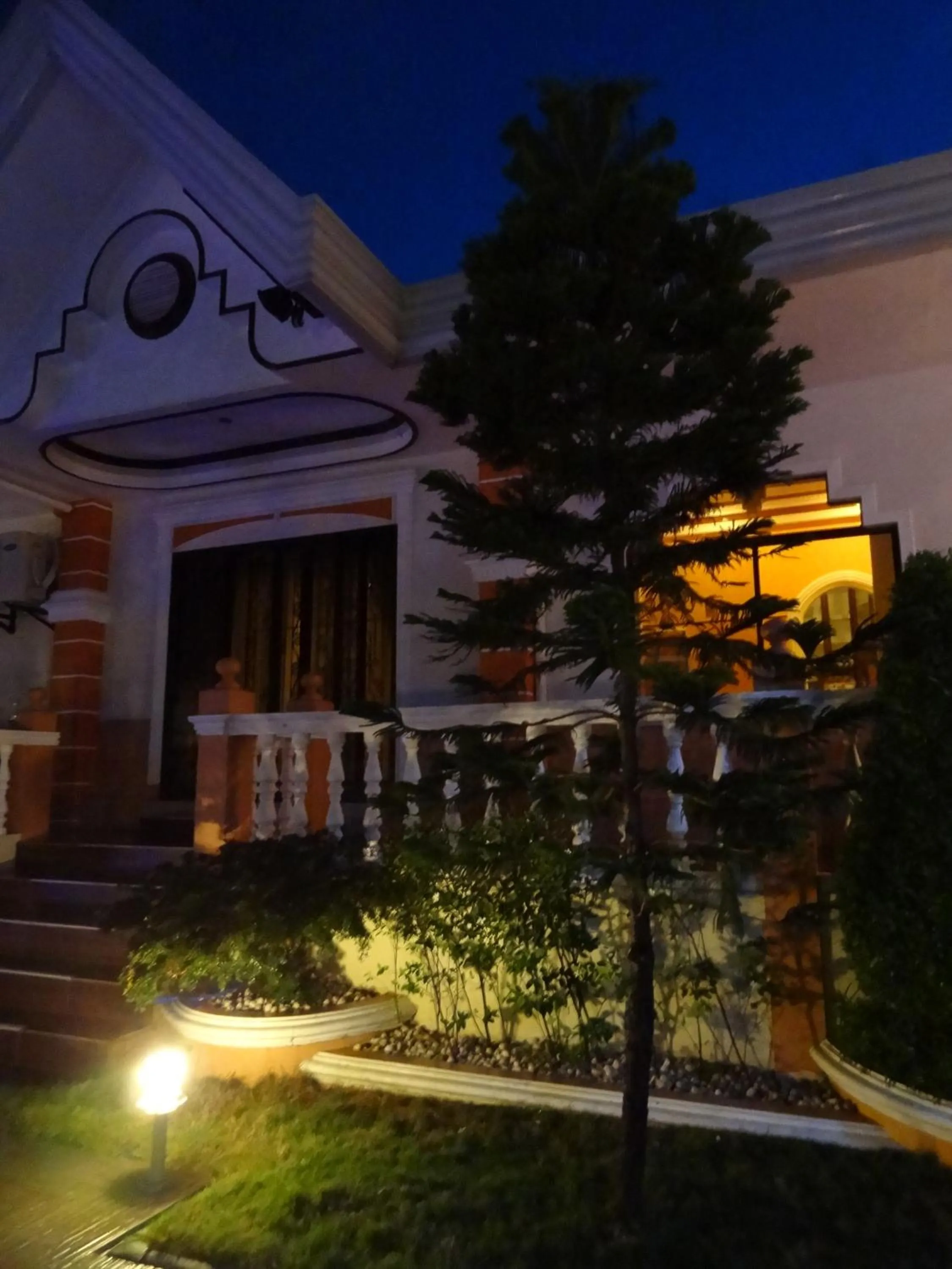 The Executive Villa Inn & Suites