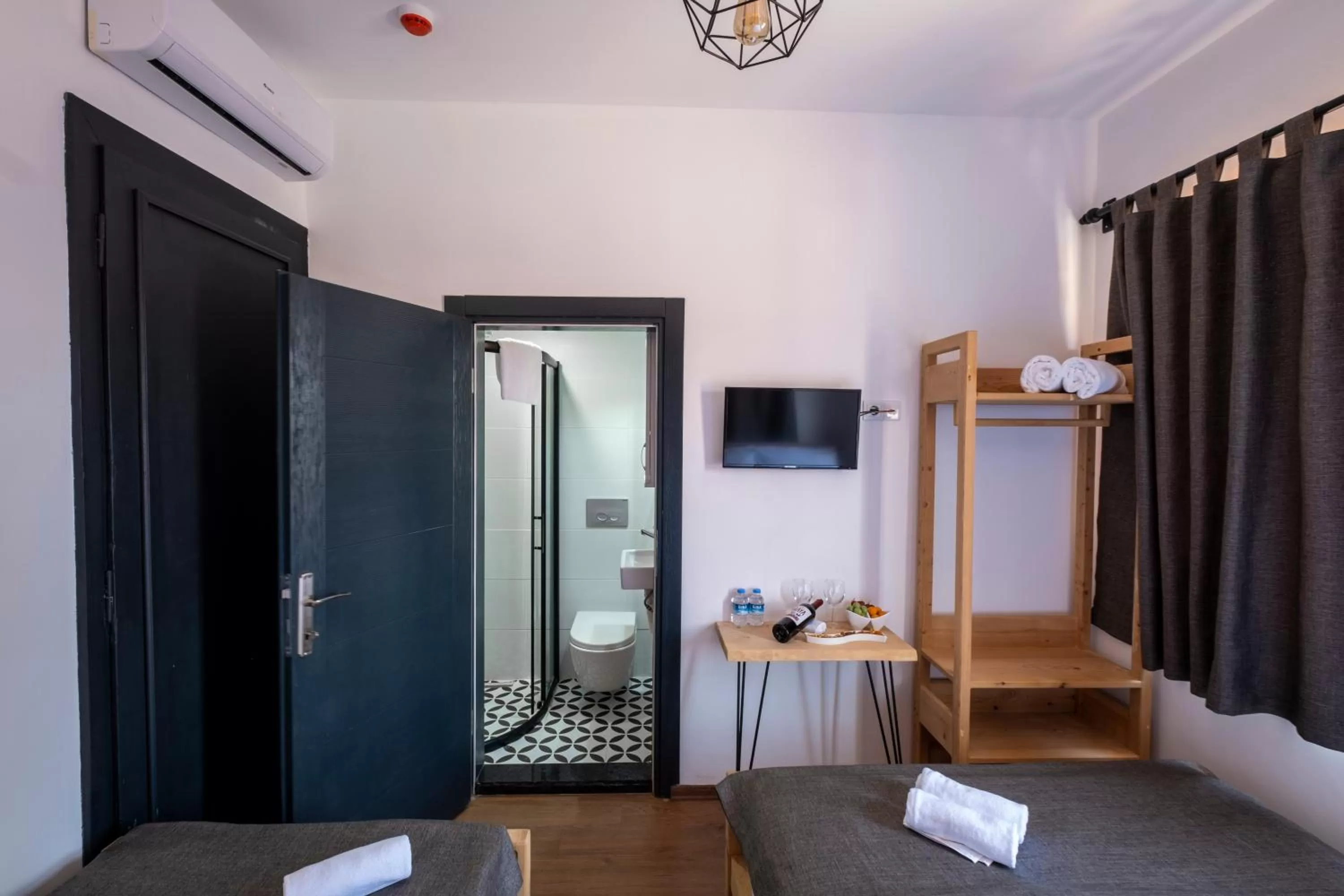 Shower, Bed in Solo Boutique Hotel