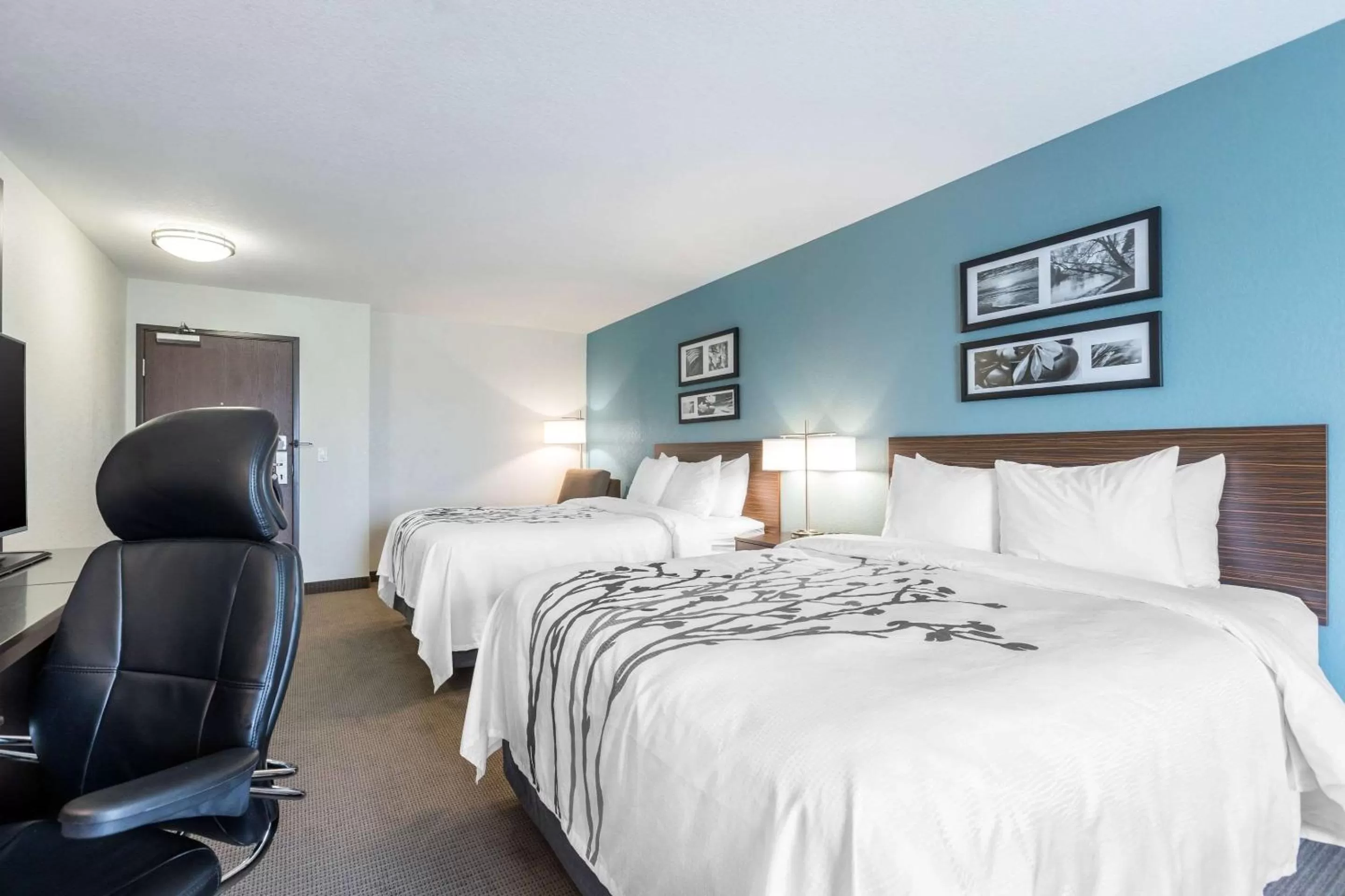 Photo of the whole room, Bed in Sleep Inn & Suites West Des Moines near Jordan Creek