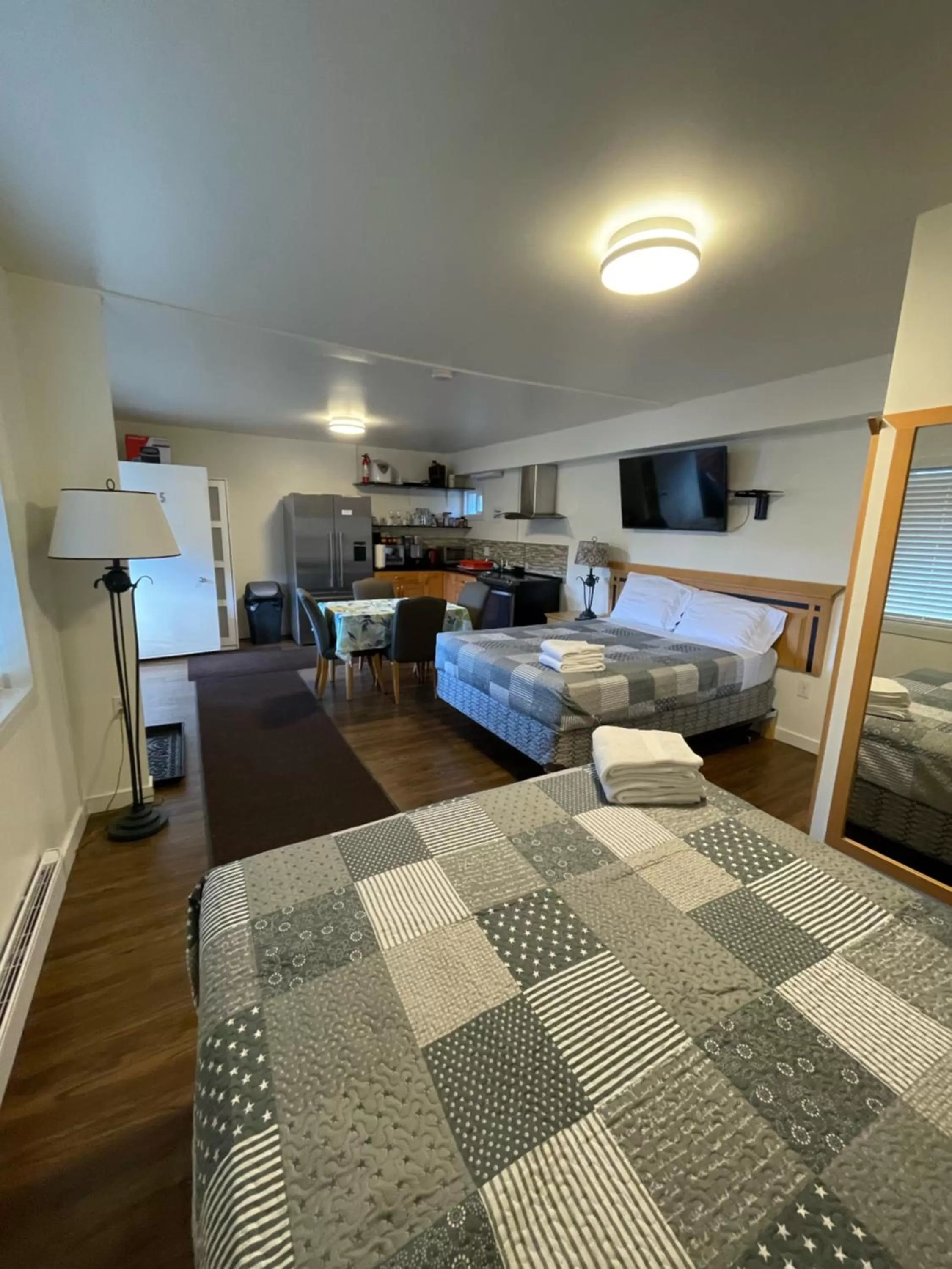 Photo of the whole room, Bed in Sunset Motel