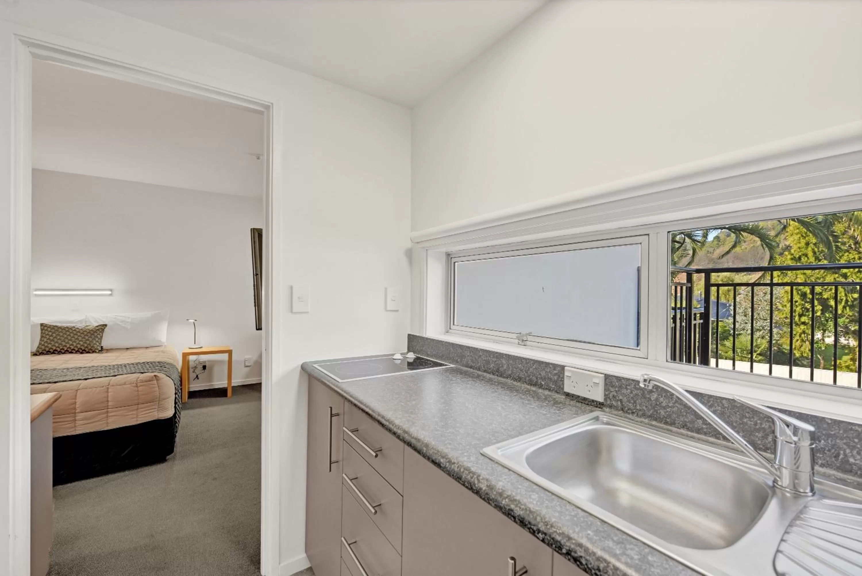 Kitchen or kitchenette, Bed in The Hotel Nelson