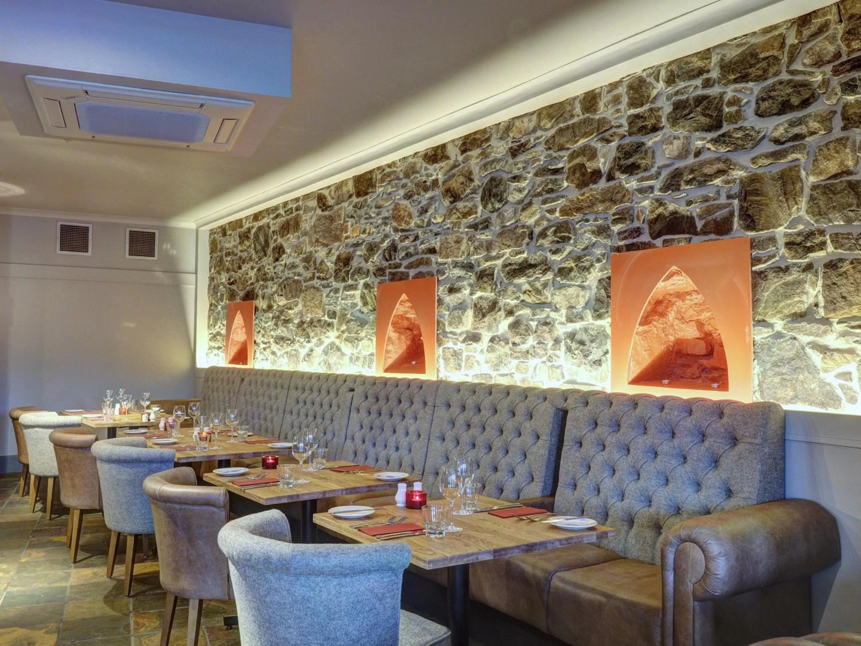 Restaurant/places to eat in Royal Hotel