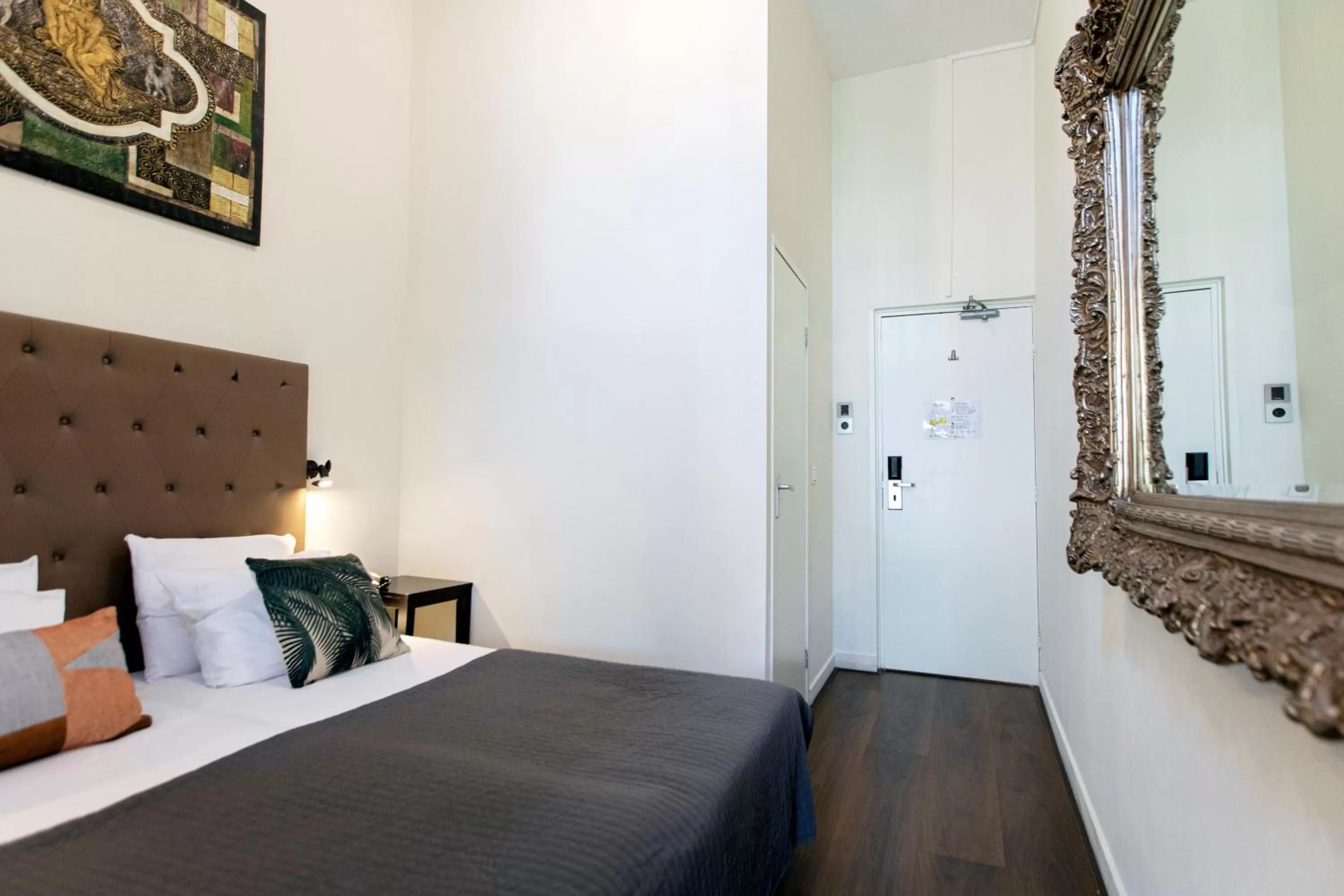 Bed in Quentin England Hotel