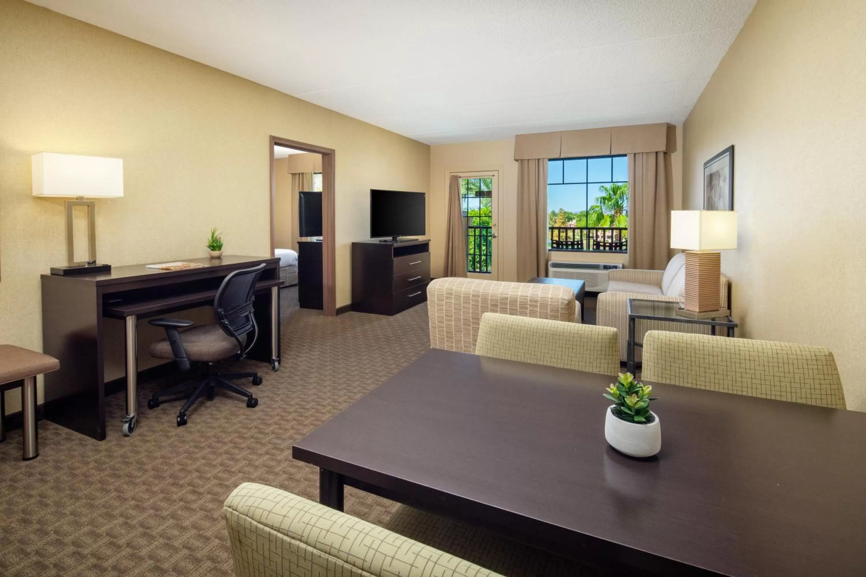 Communal lounge/ TV room in Holiday Inn Phoenix/Chandler by IHG