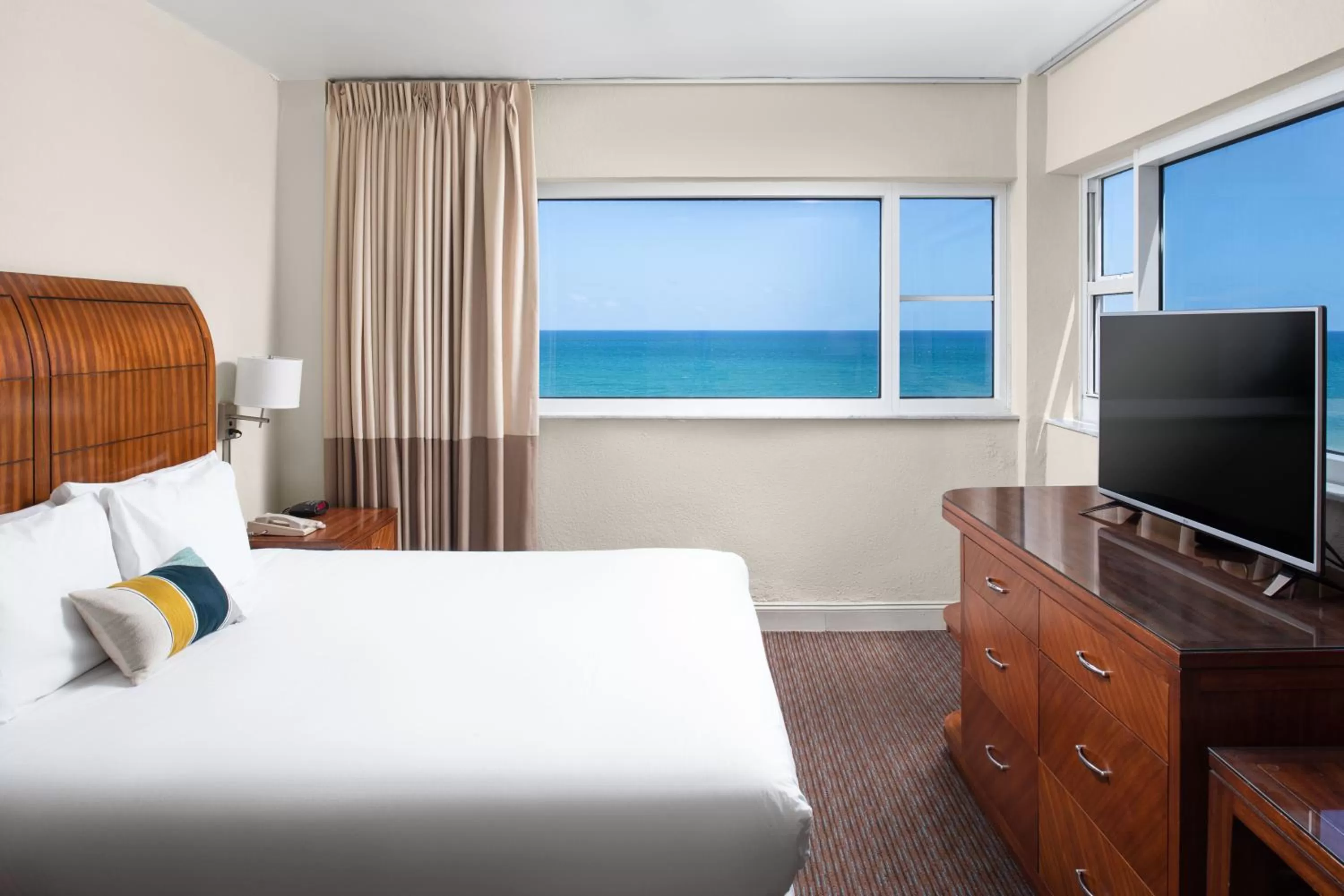 Bedroom, Bed in Sherry Frontenac Oceanfront