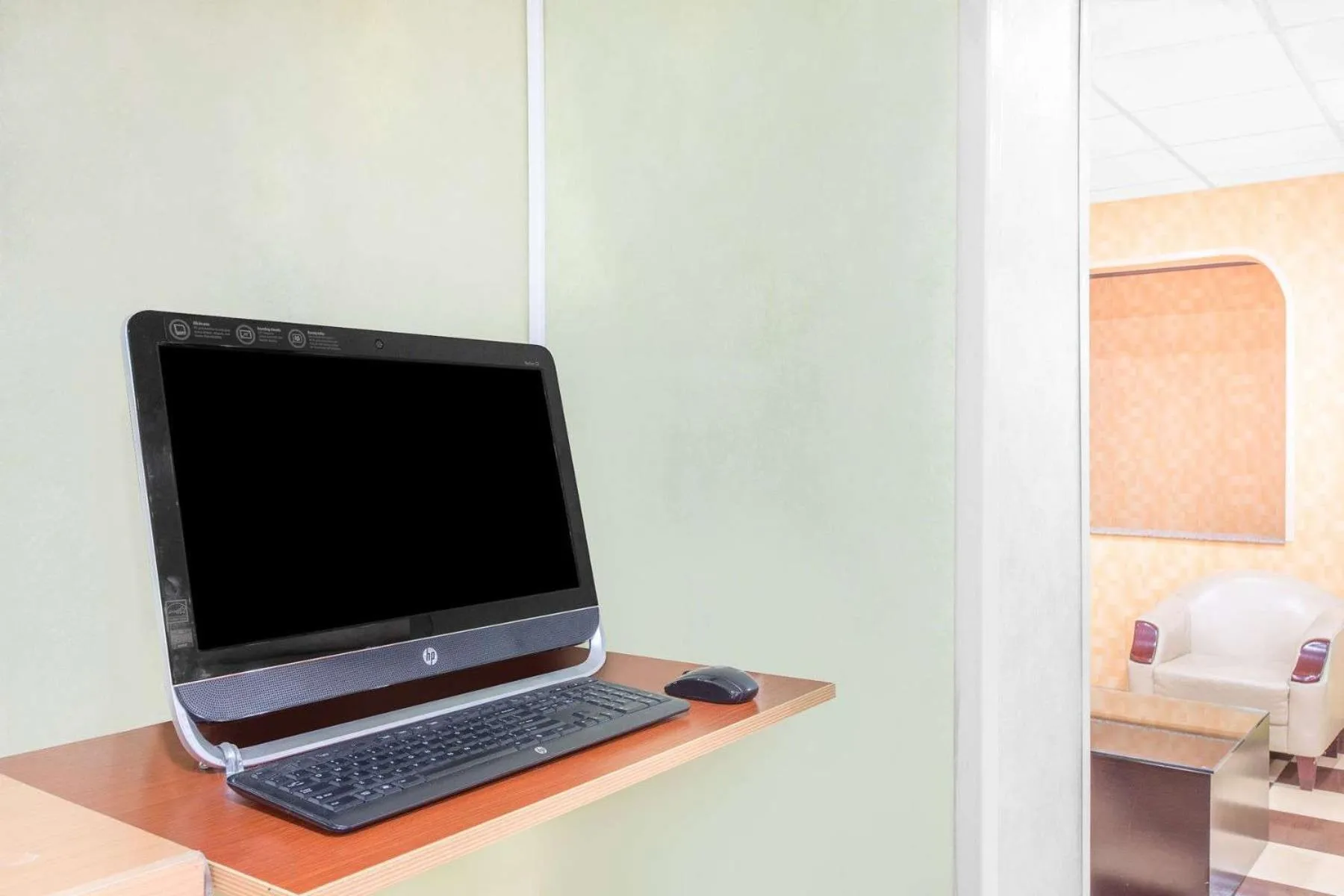 Business facilities, Bed in Howard Johnson by Wyndham North Bergen