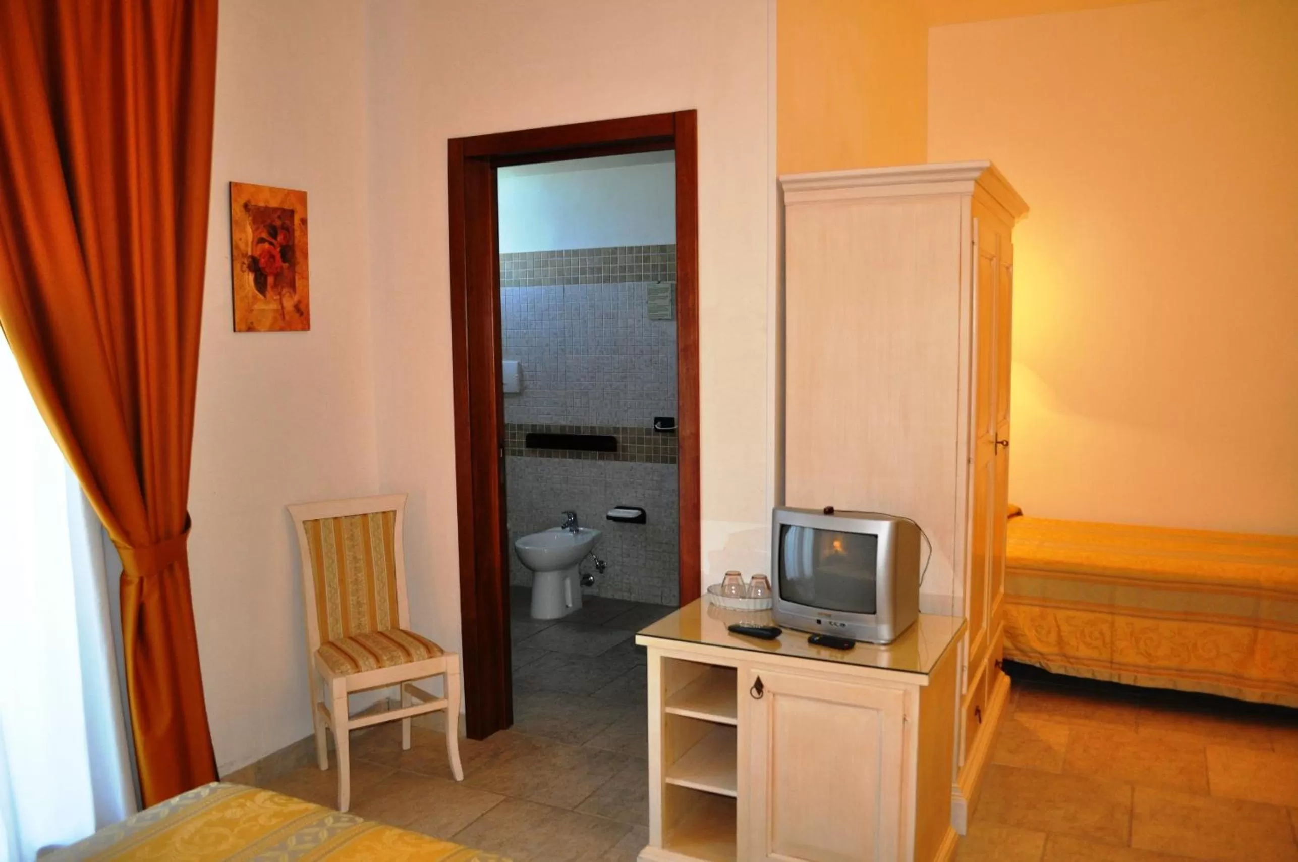 Bedroom, TV/Entertainment Center in Grikò Country Hotel