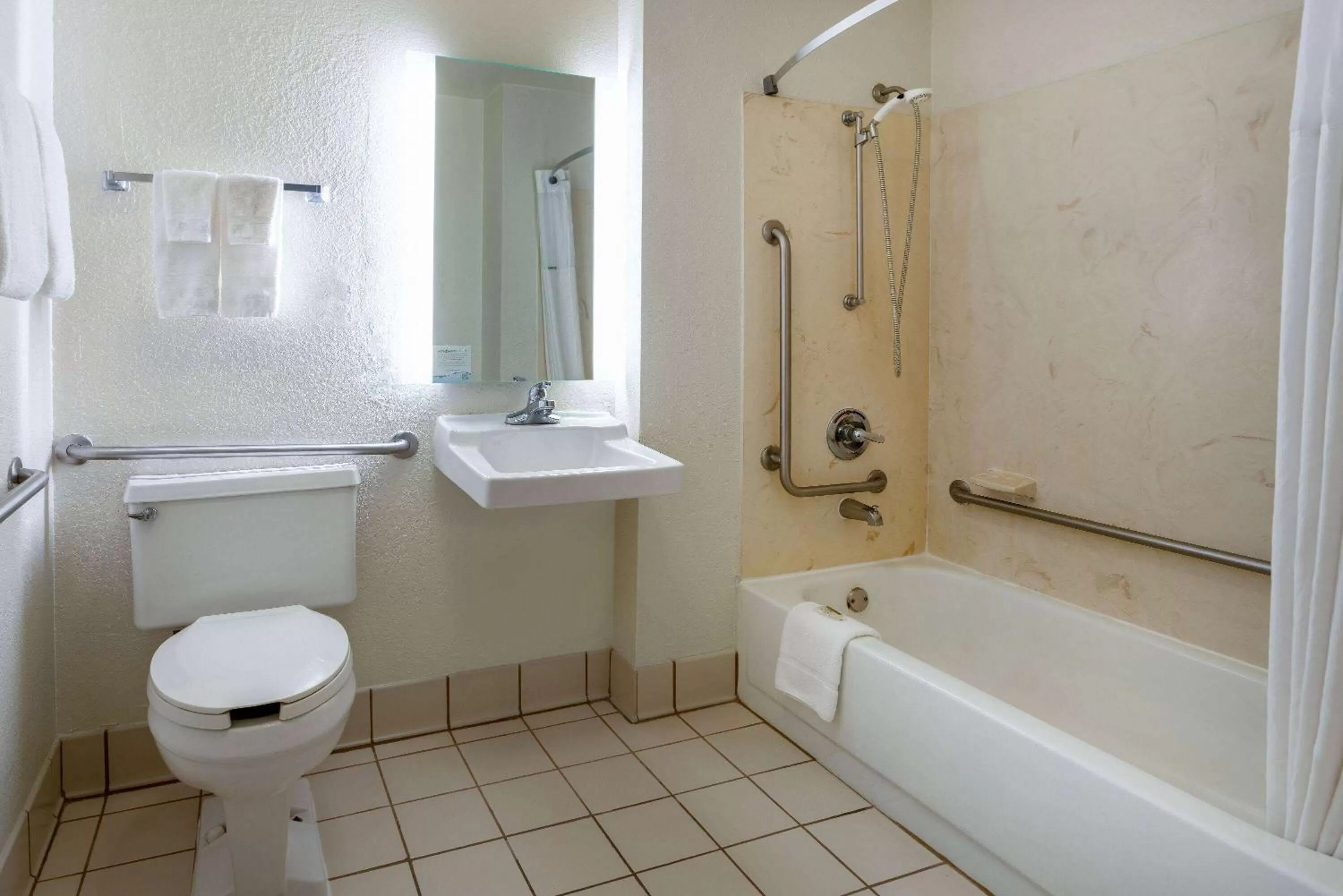 Bathroom in Hotel Carolina A Days Inn by Wyndham