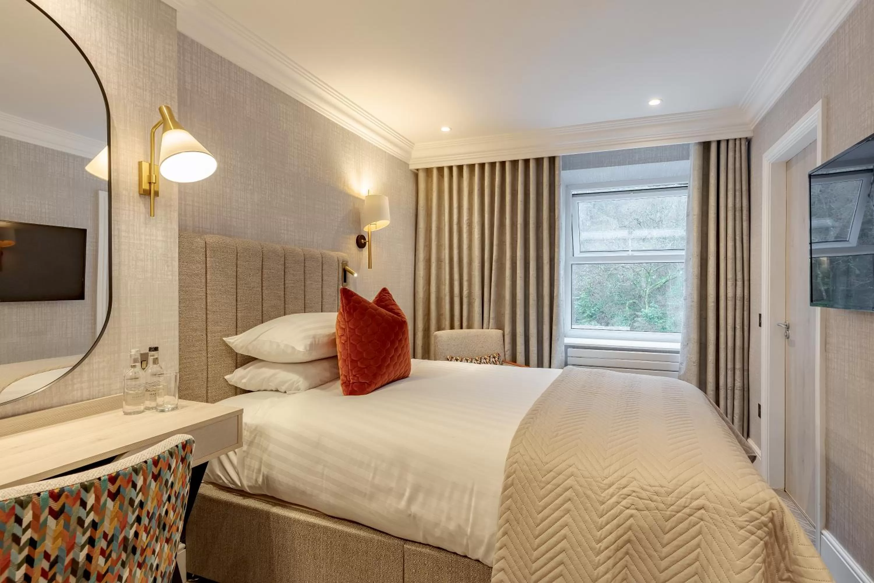 Bed in Lodore Falls Hotel & Spa