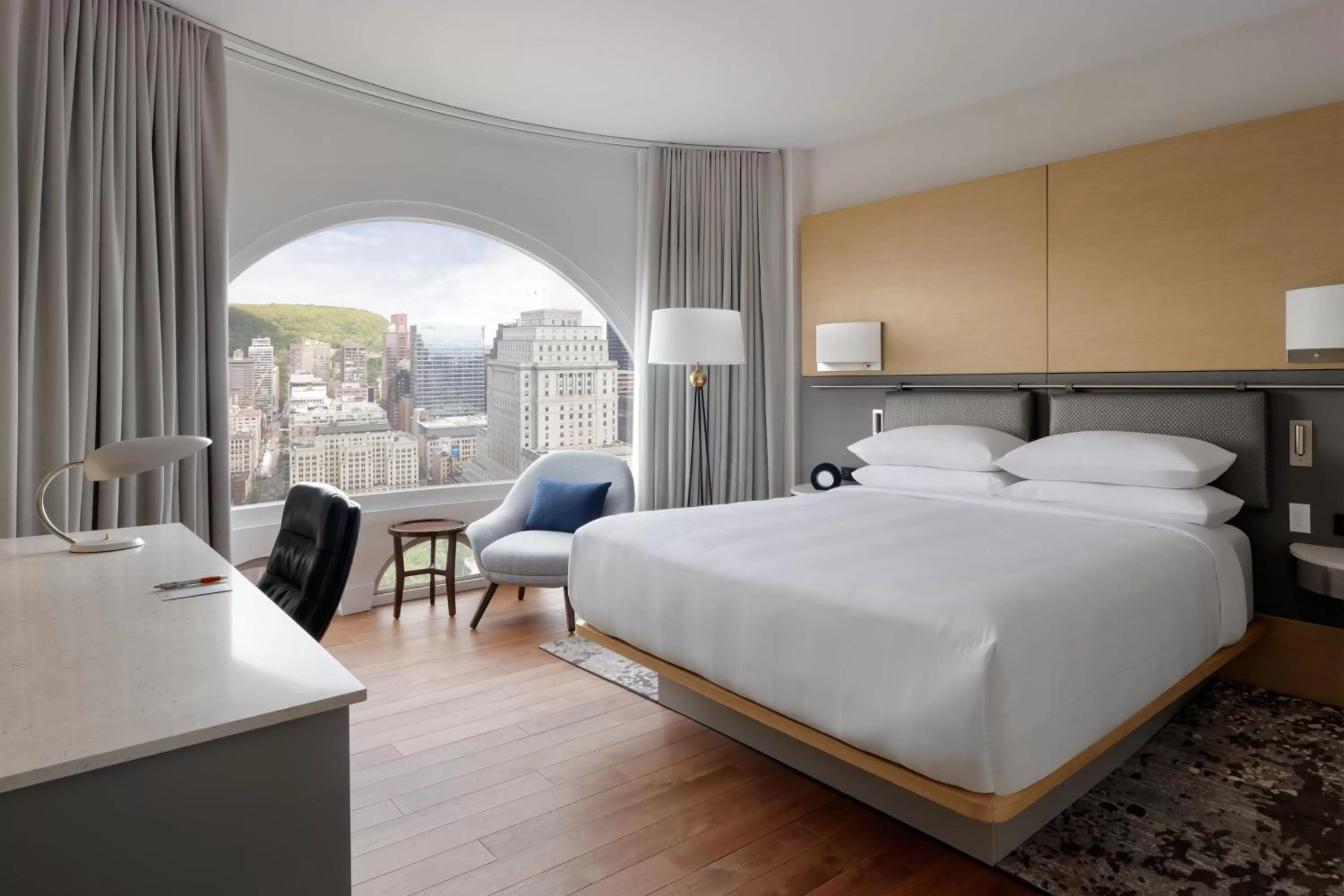 Bedroom, Bed in Montreal Marriott Chateau Champlain