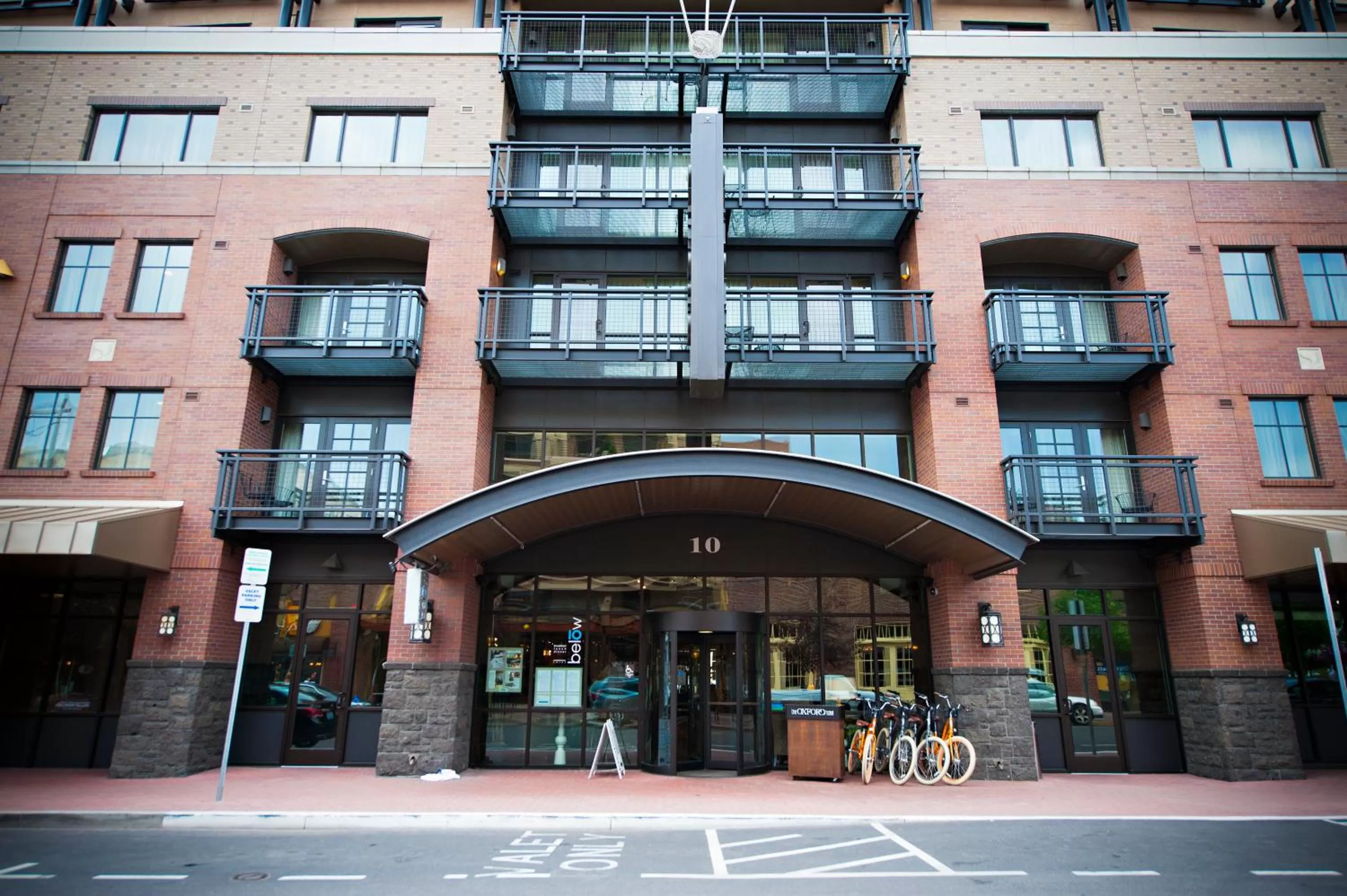 Facade/entrance in Oxford Hotel Bend
