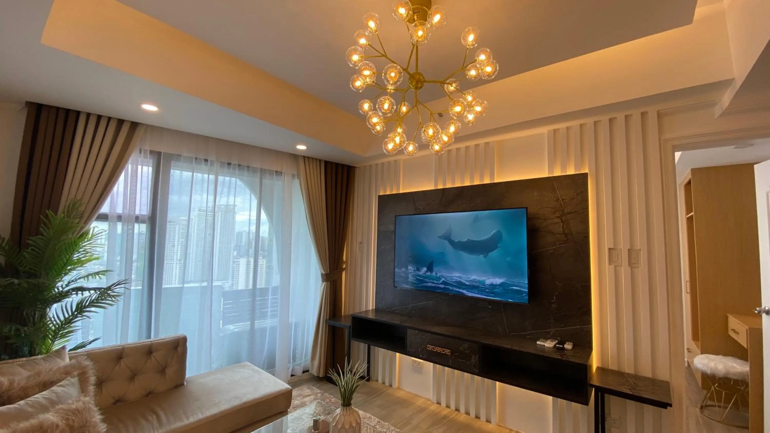 Communal lounge/ TV room, TV/Entertainment Center in Mpt Suites