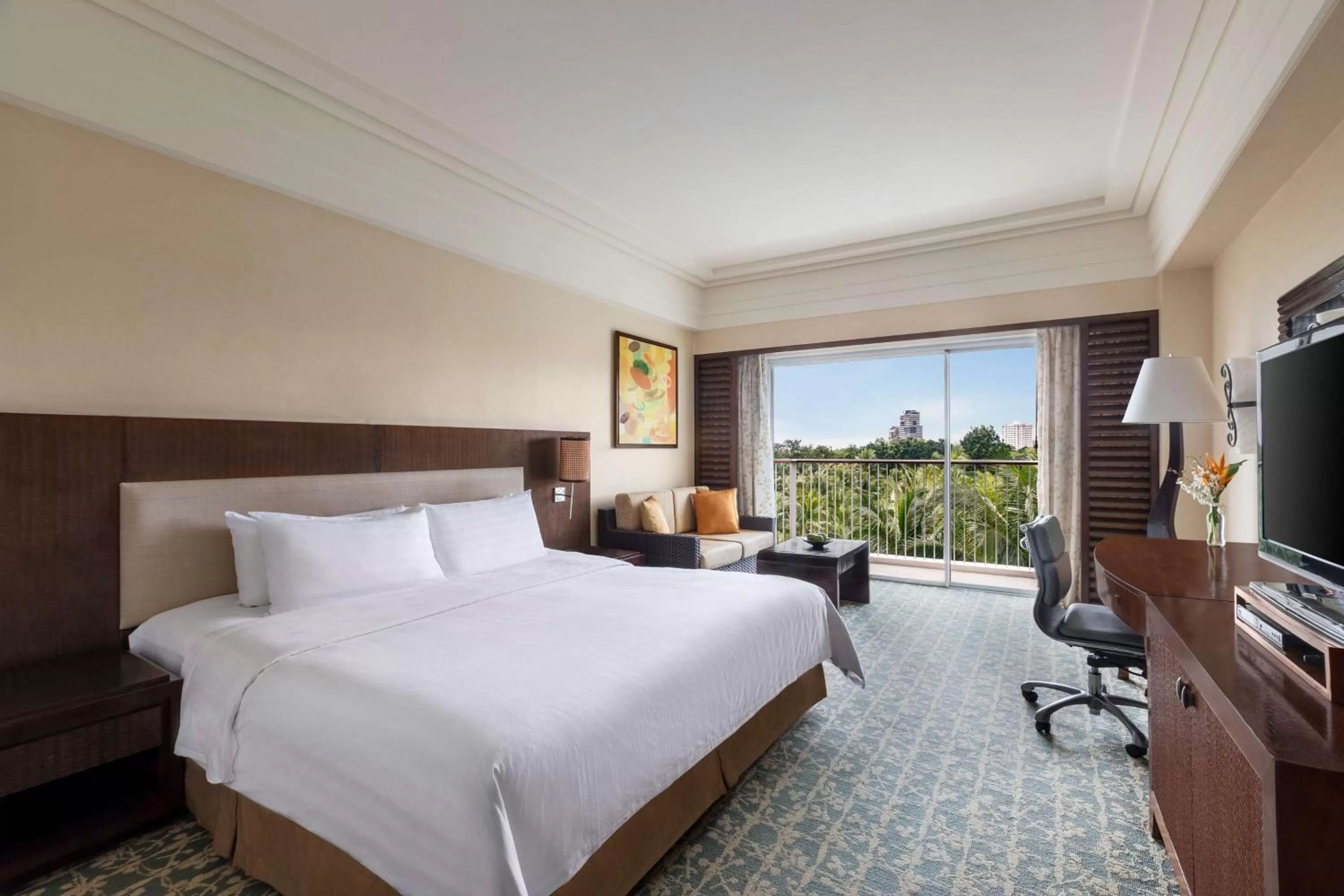 Photo of the whole room, Bed in Shangri-La Mactan, Cebu