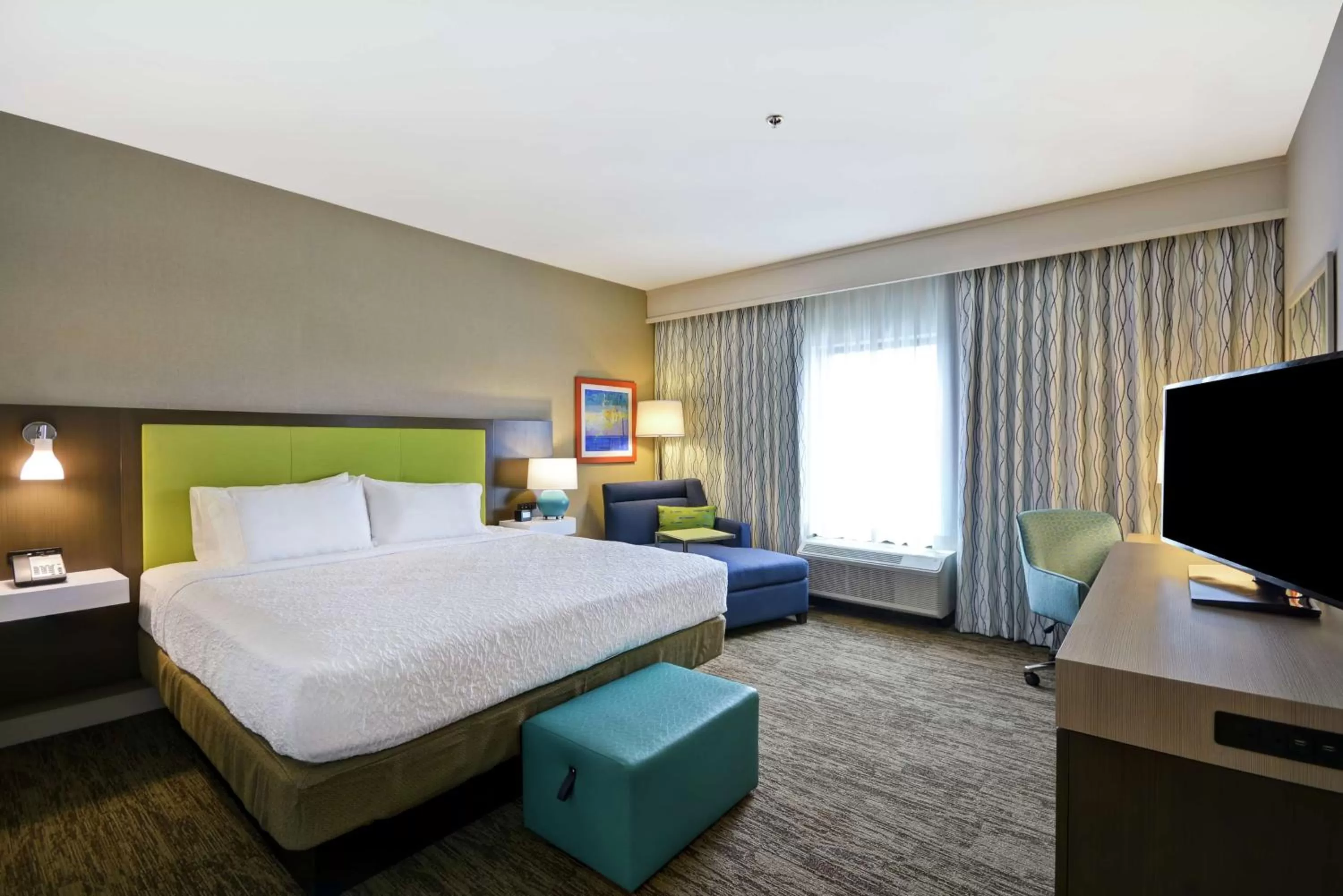 Bedroom, Bed in Hampton Inn & Suites Grants Pass