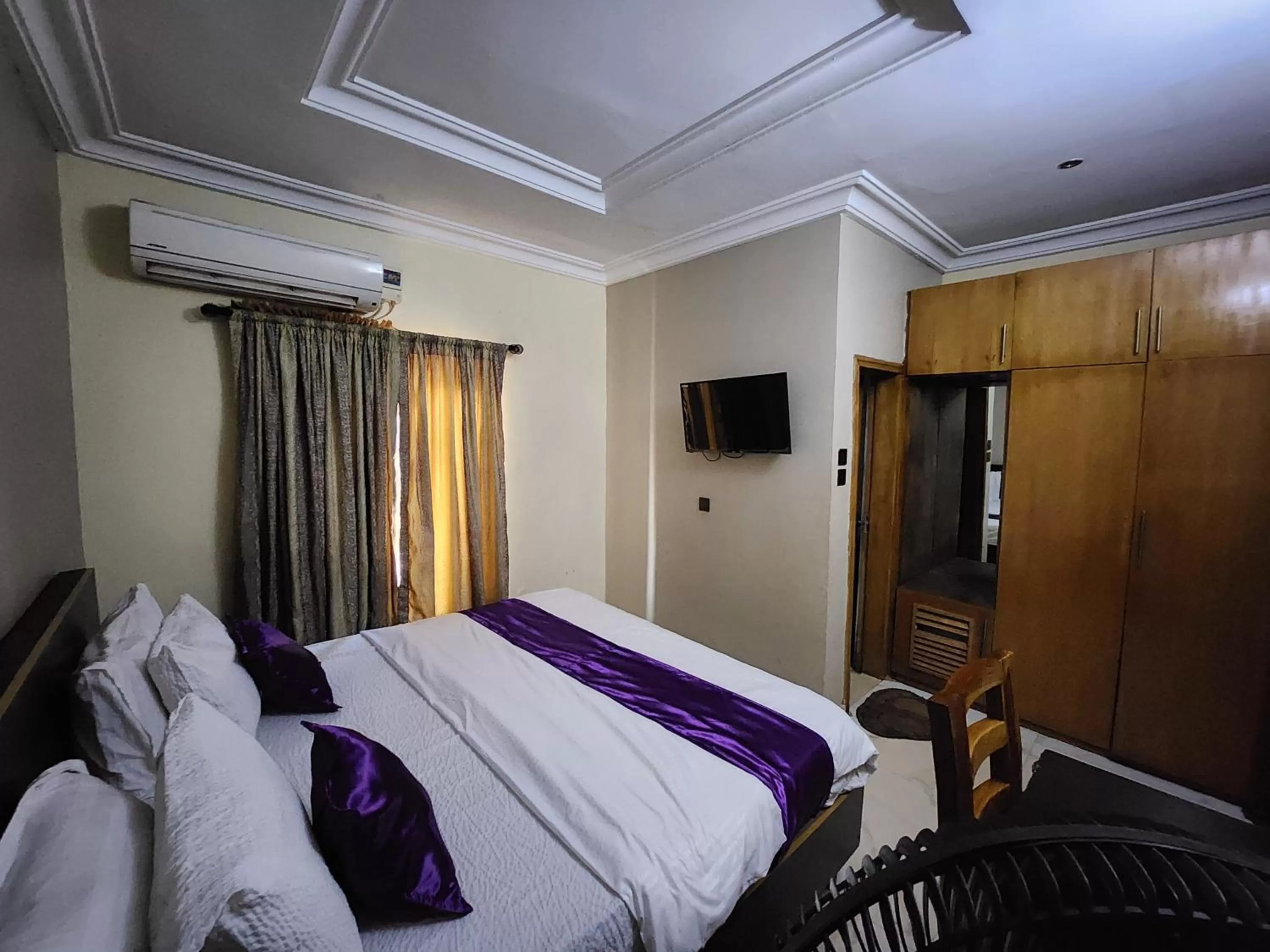 Bed in Nue-Crest Hotels & Suites