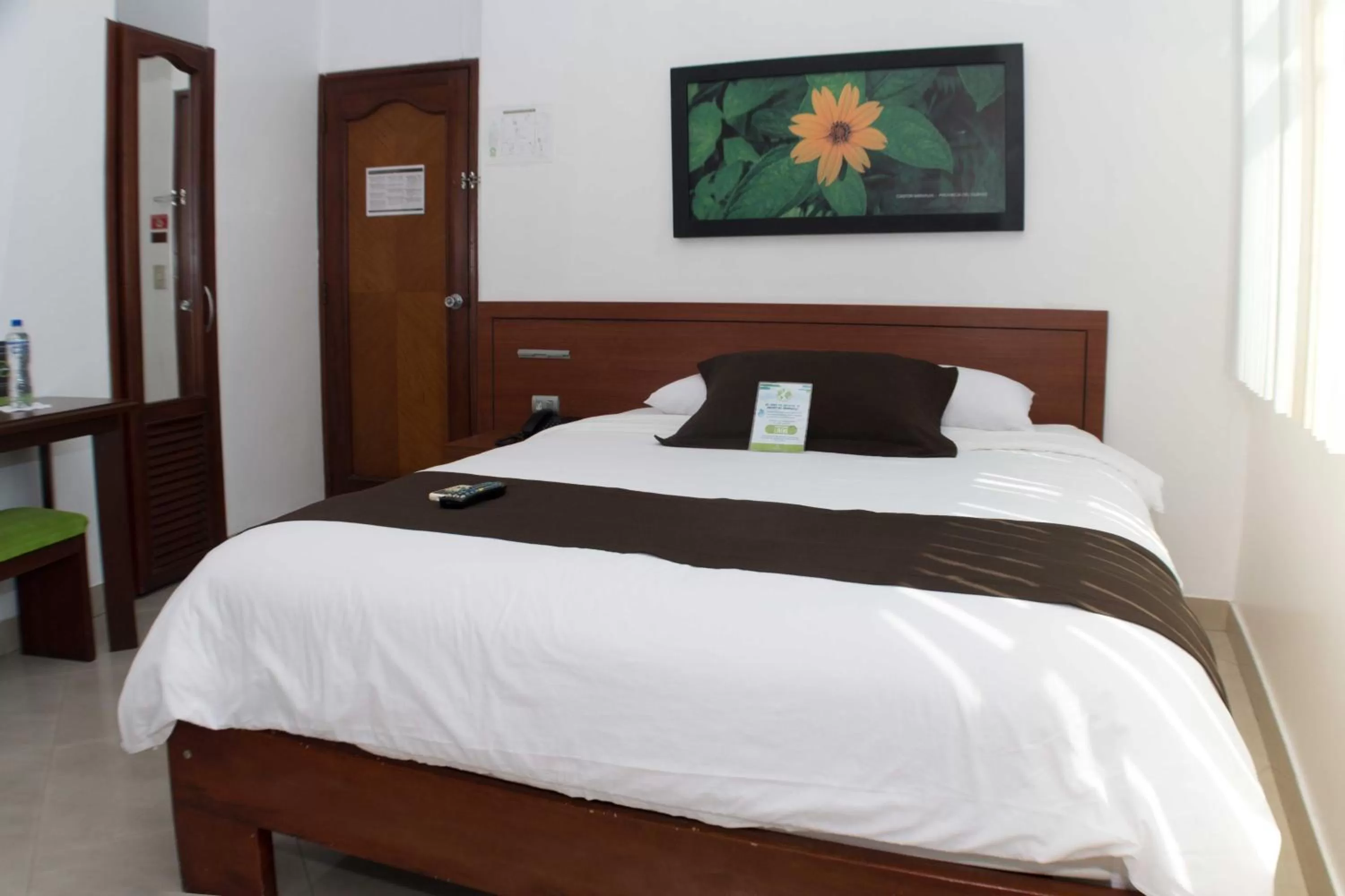 Bed in Hotel Castell - Cerca Del Aeropuerto