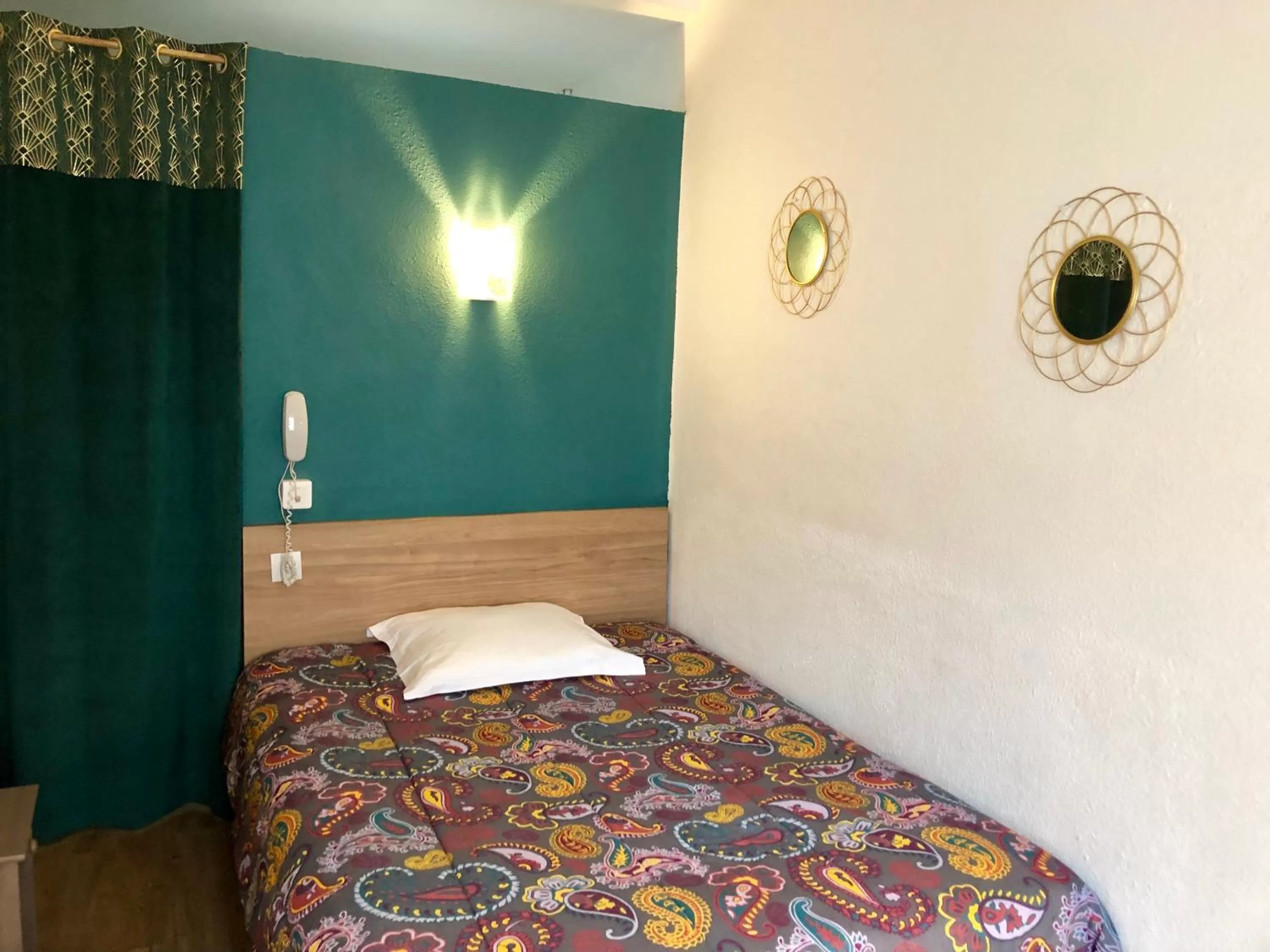 Bedroom, Bed in Hôtel Colisée-Verdun Centre Gare Saint-Roch