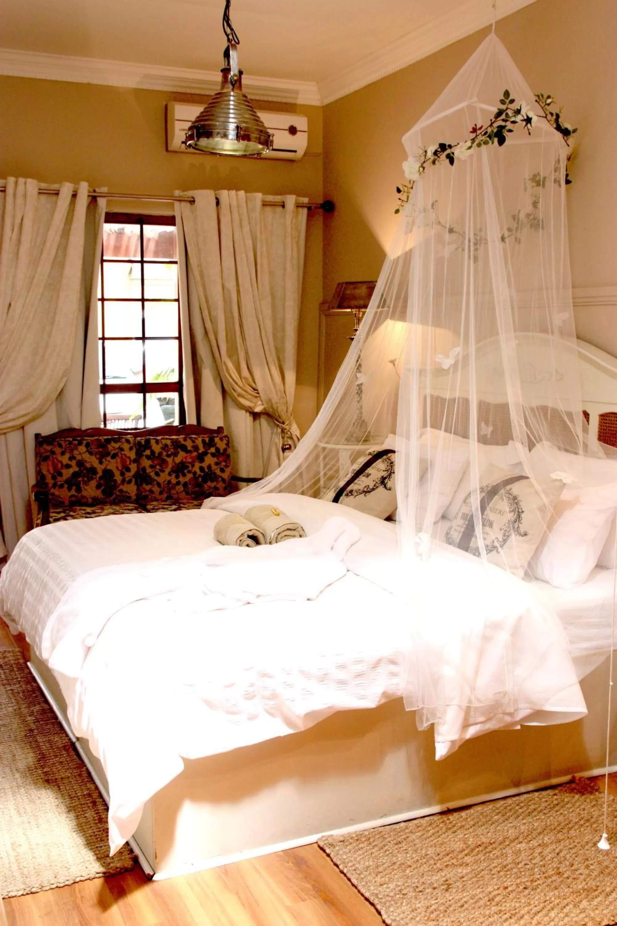 Bedroom, Bed in Victoria Manor