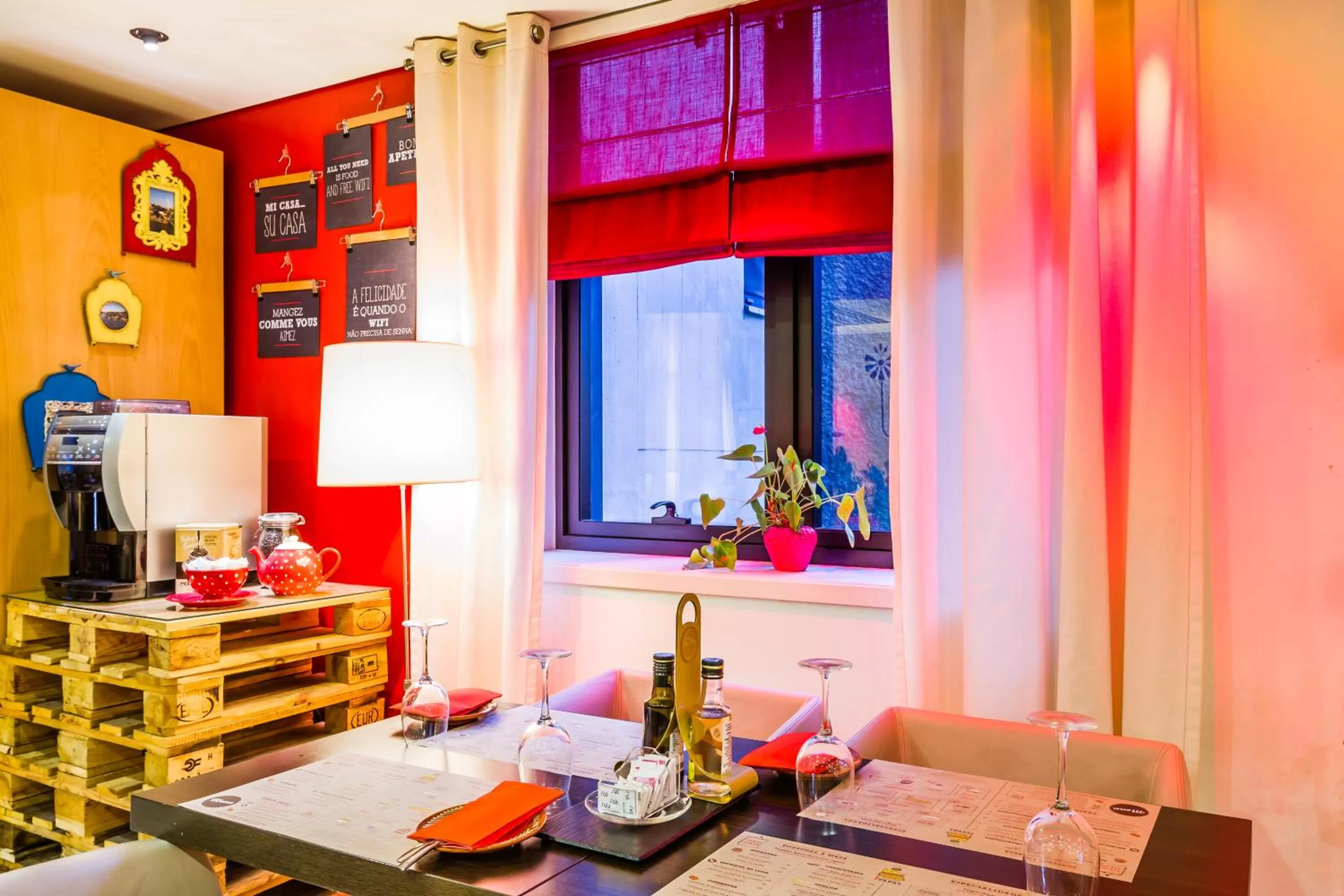 Restaurant/places to eat in ibis Porto Centro São Bento