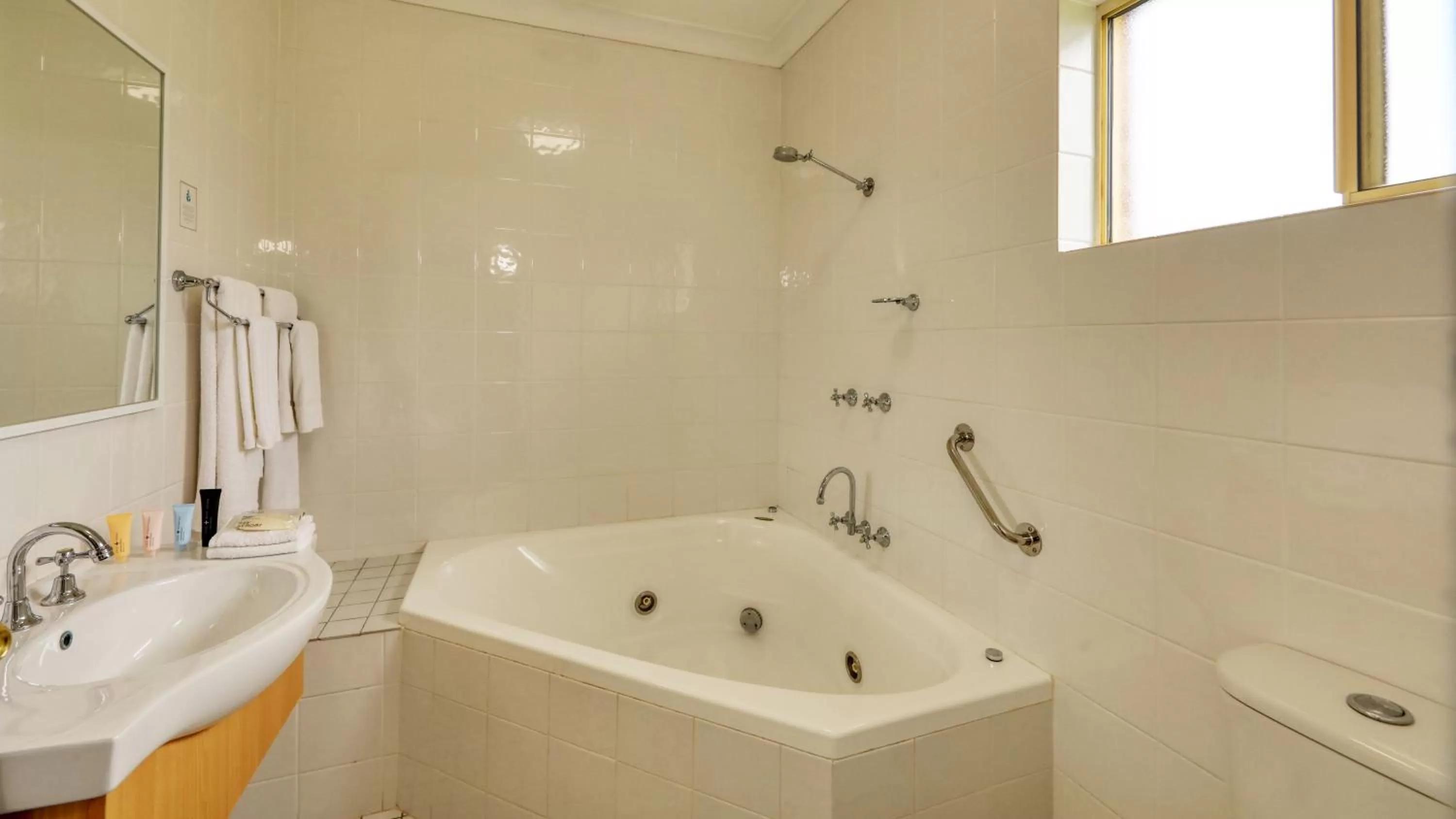 Spa and wellness centre/facilities in Country Gardens Motor Inn