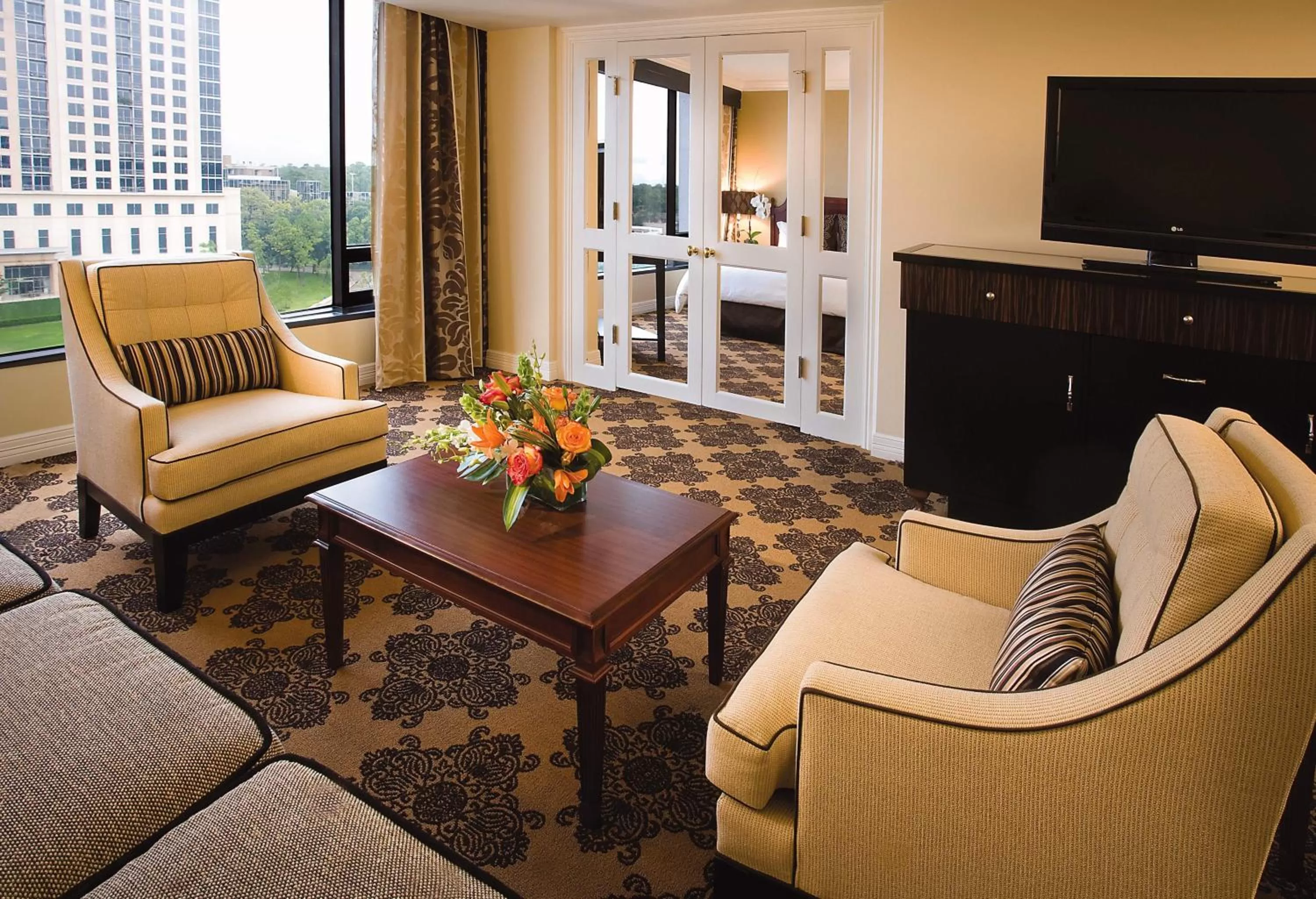Living room in Omni Houston Hotel