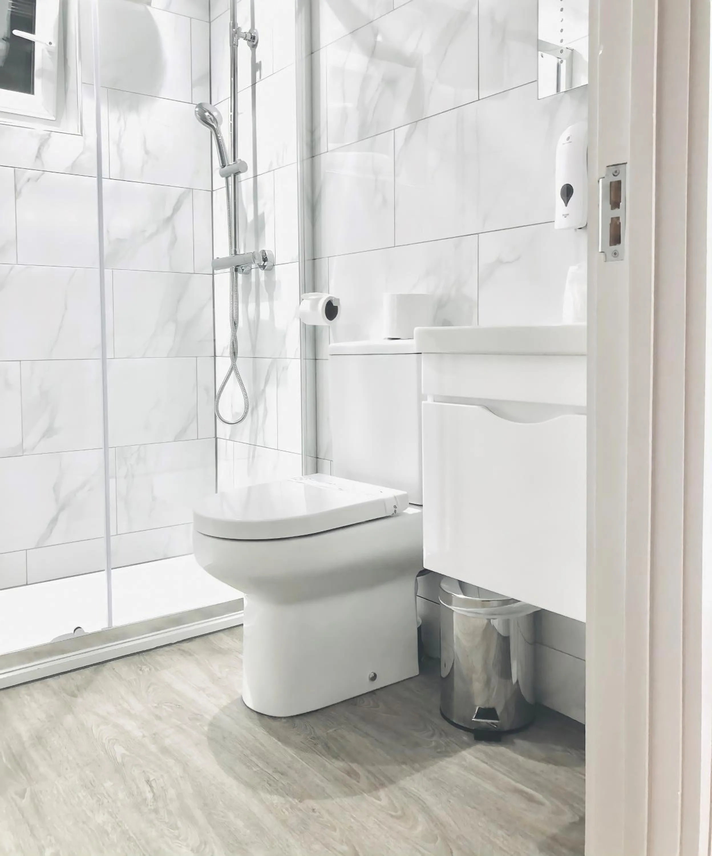 Shower in Holtwhites Hotel