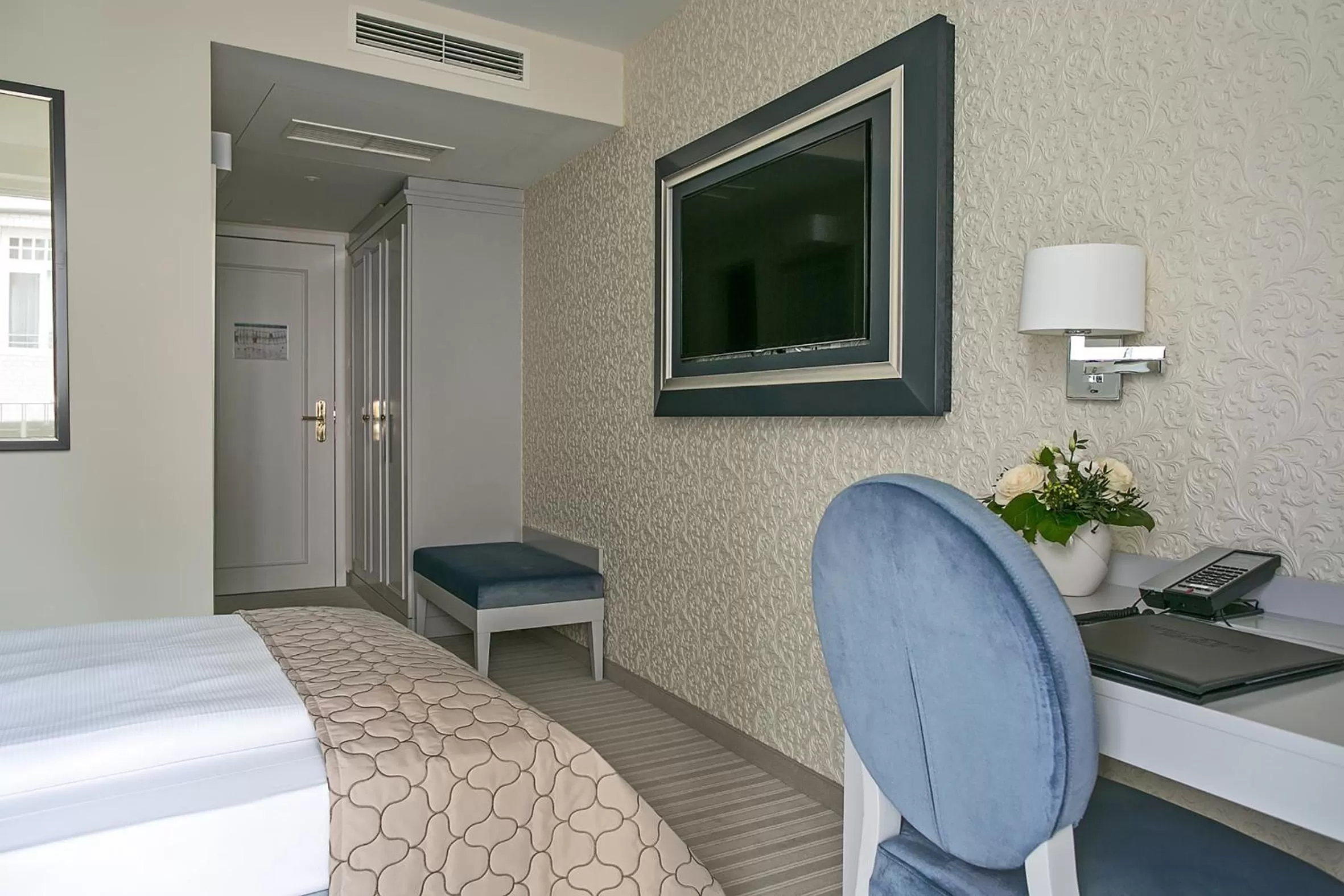 TV and multimedia, Bed in Dorint Parkhotel Meißen