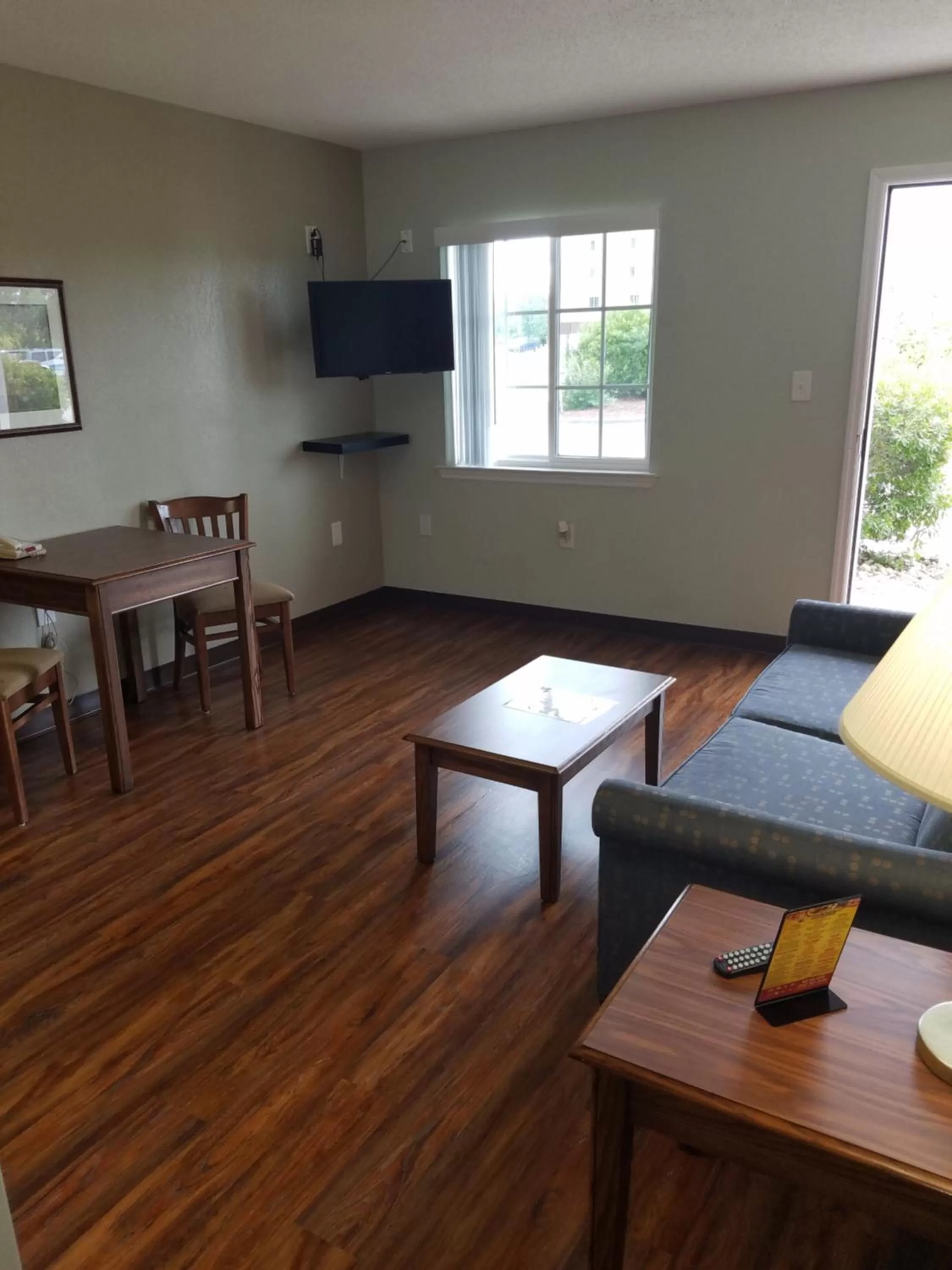 Living room in Affordable Suites Jacksonville