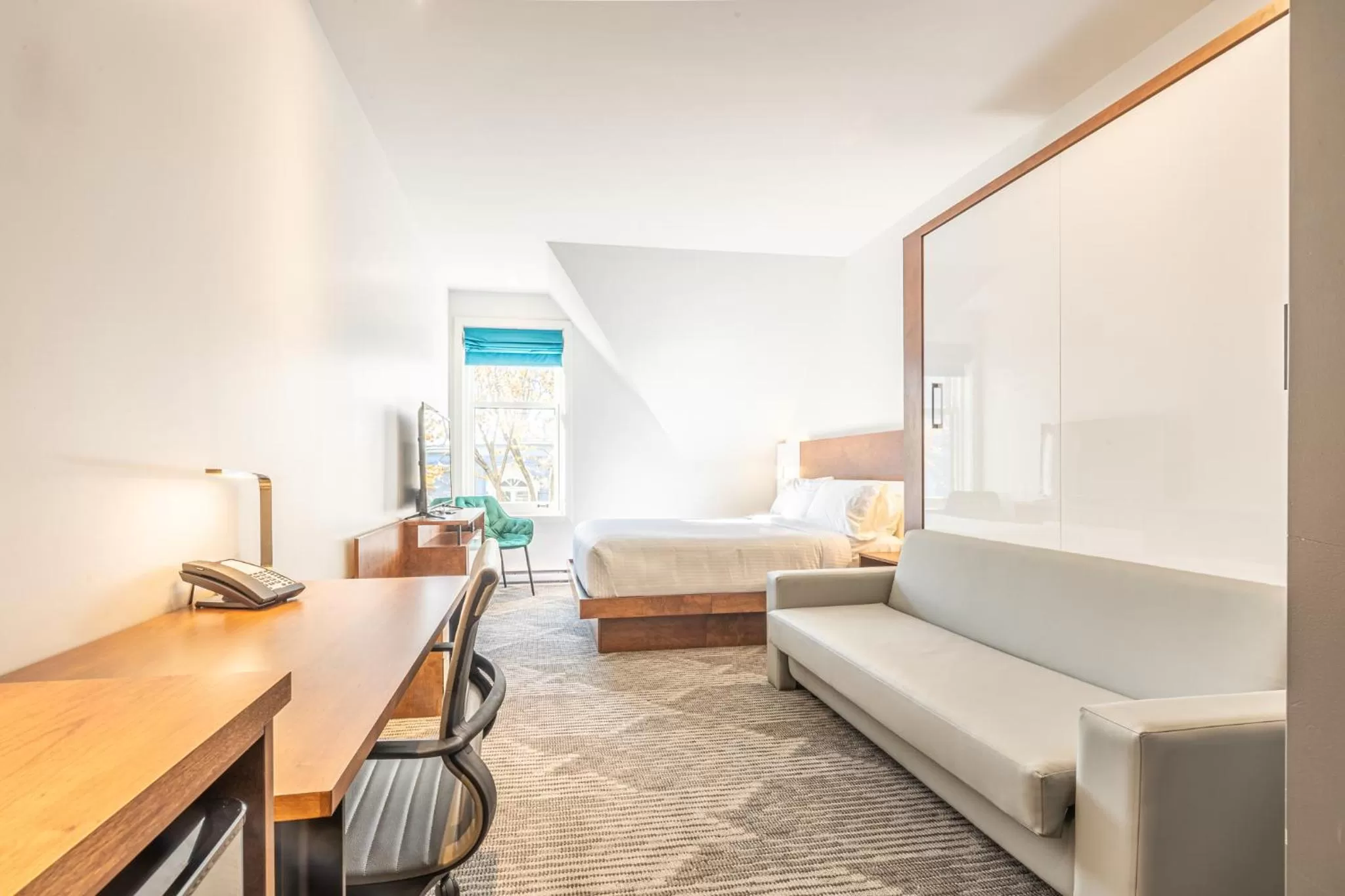 Photo of the whole room, Bed in Hôtel Manoir Vieux-Québec