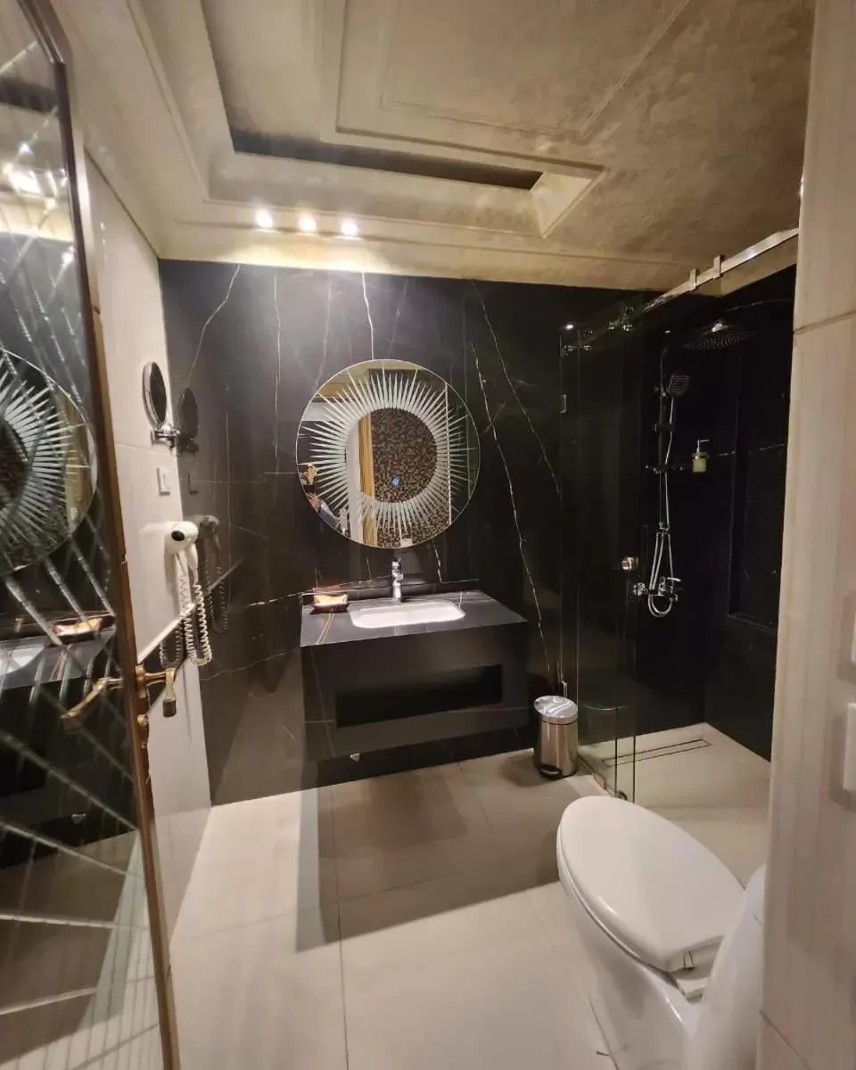 Shower in Q Hotel