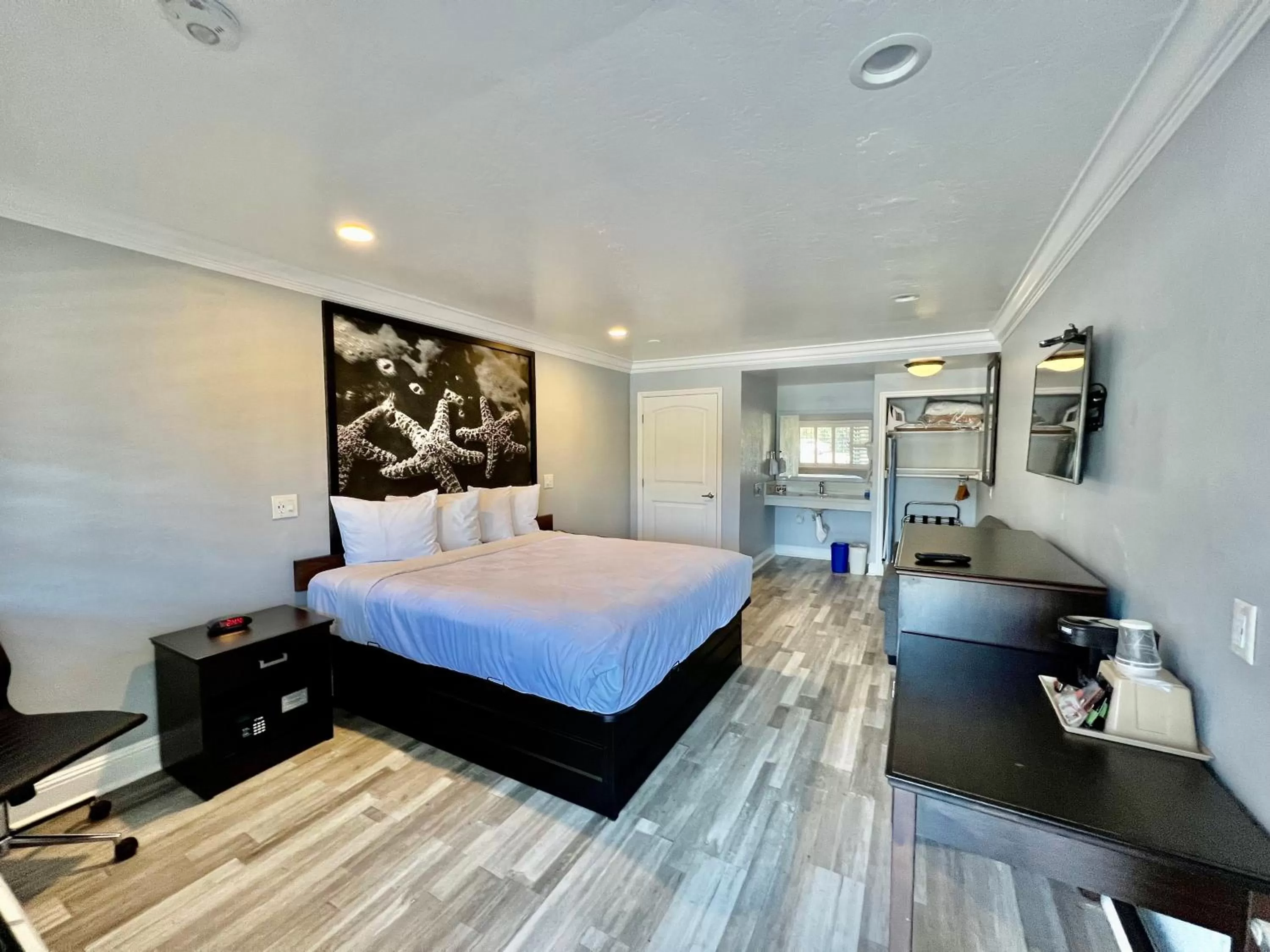 Bed in Aura Inn Monterey