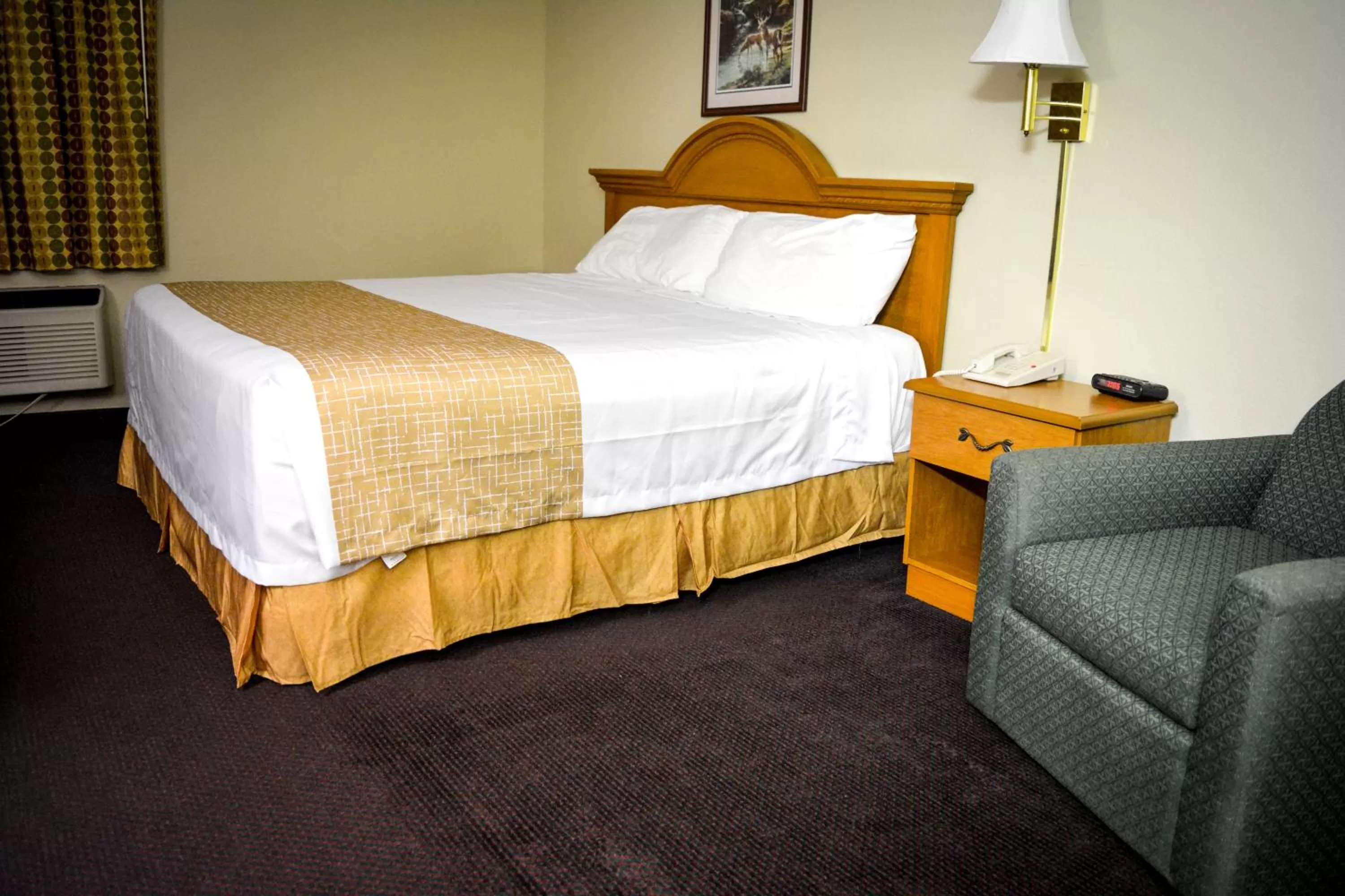 Photo of the whole room, Bed in Travelodge by Wyndham St. Louis