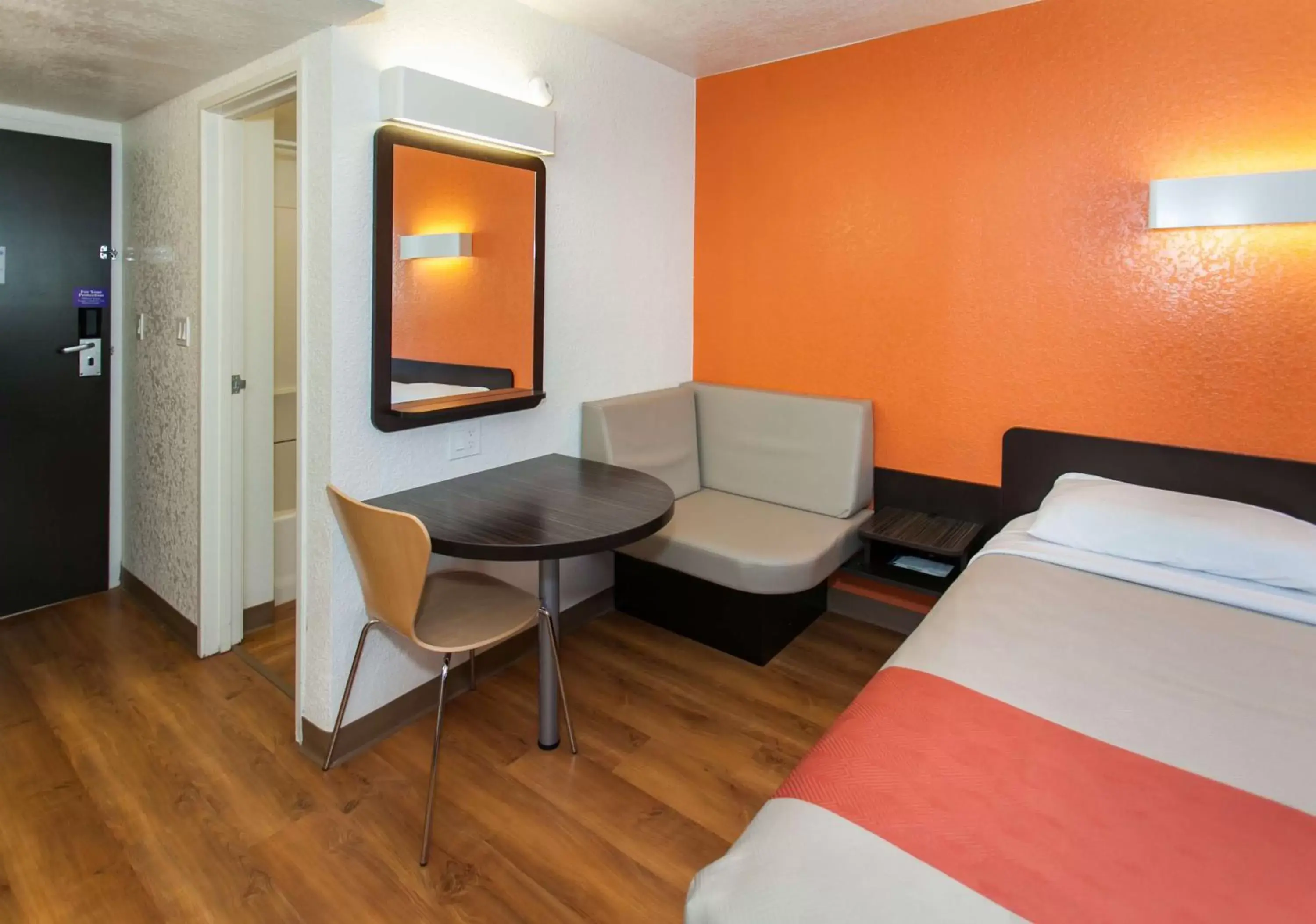 Deluxe Quadruple Room - single occupancy in Motel 6-Los Angeles, CA - Los Angeles - LAX Deluxe Quadruple Room - single occupancy in Motel 6-Los Angeles, CA - Los Angeles - LAX