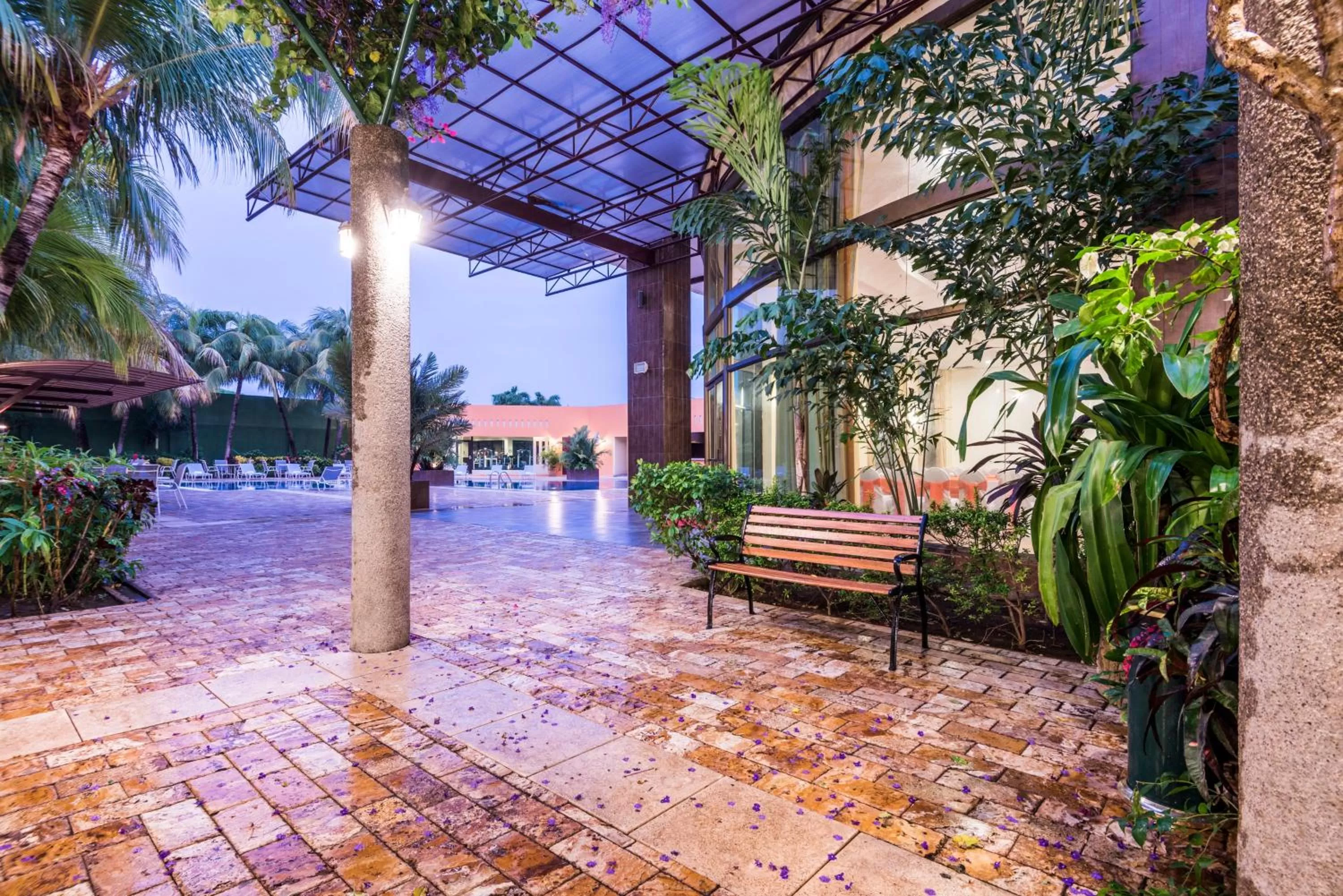 Lobby or reception in Holiday Inn Convention Center by IHG