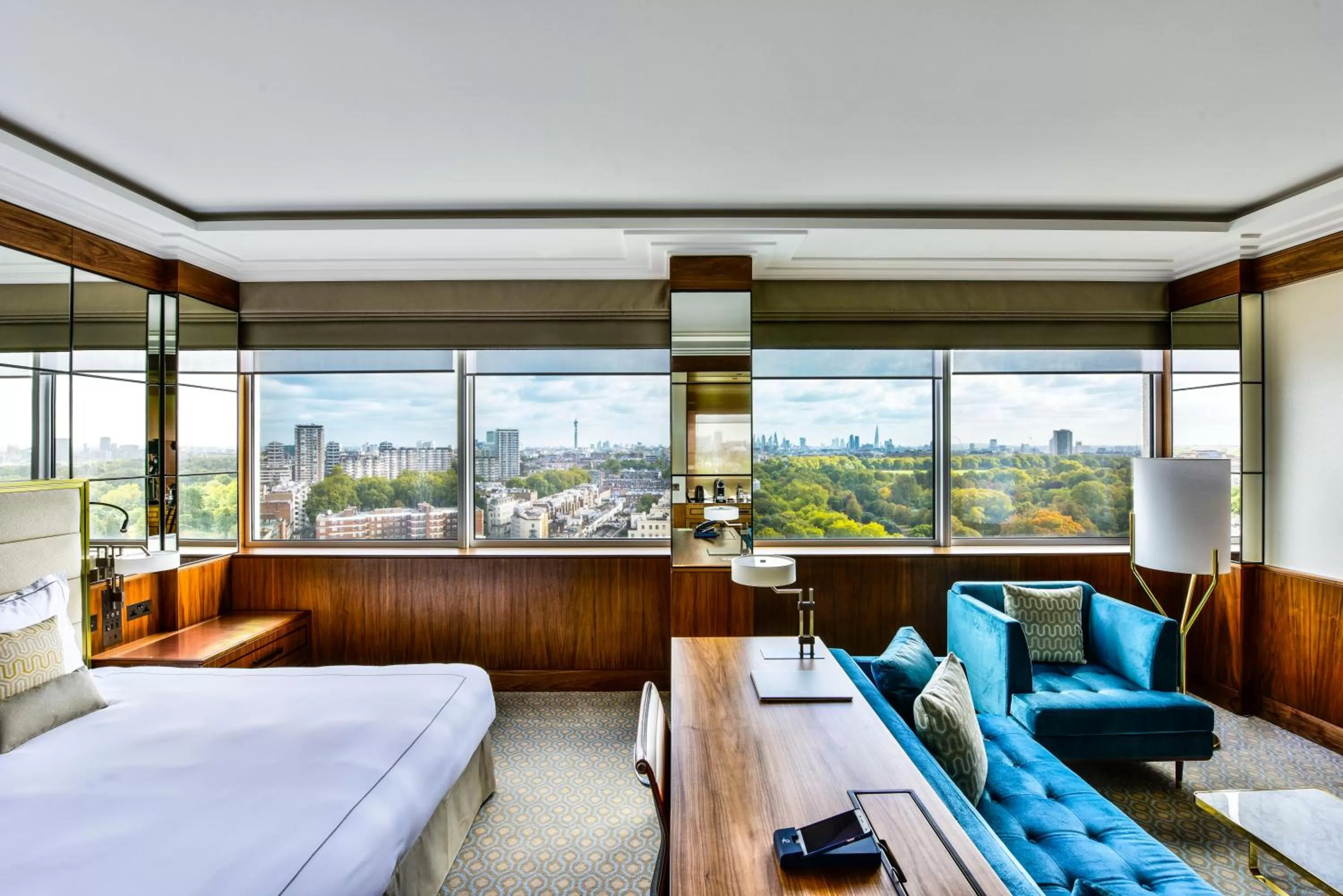 View (from property/room), Bed in Royal Lancaster London