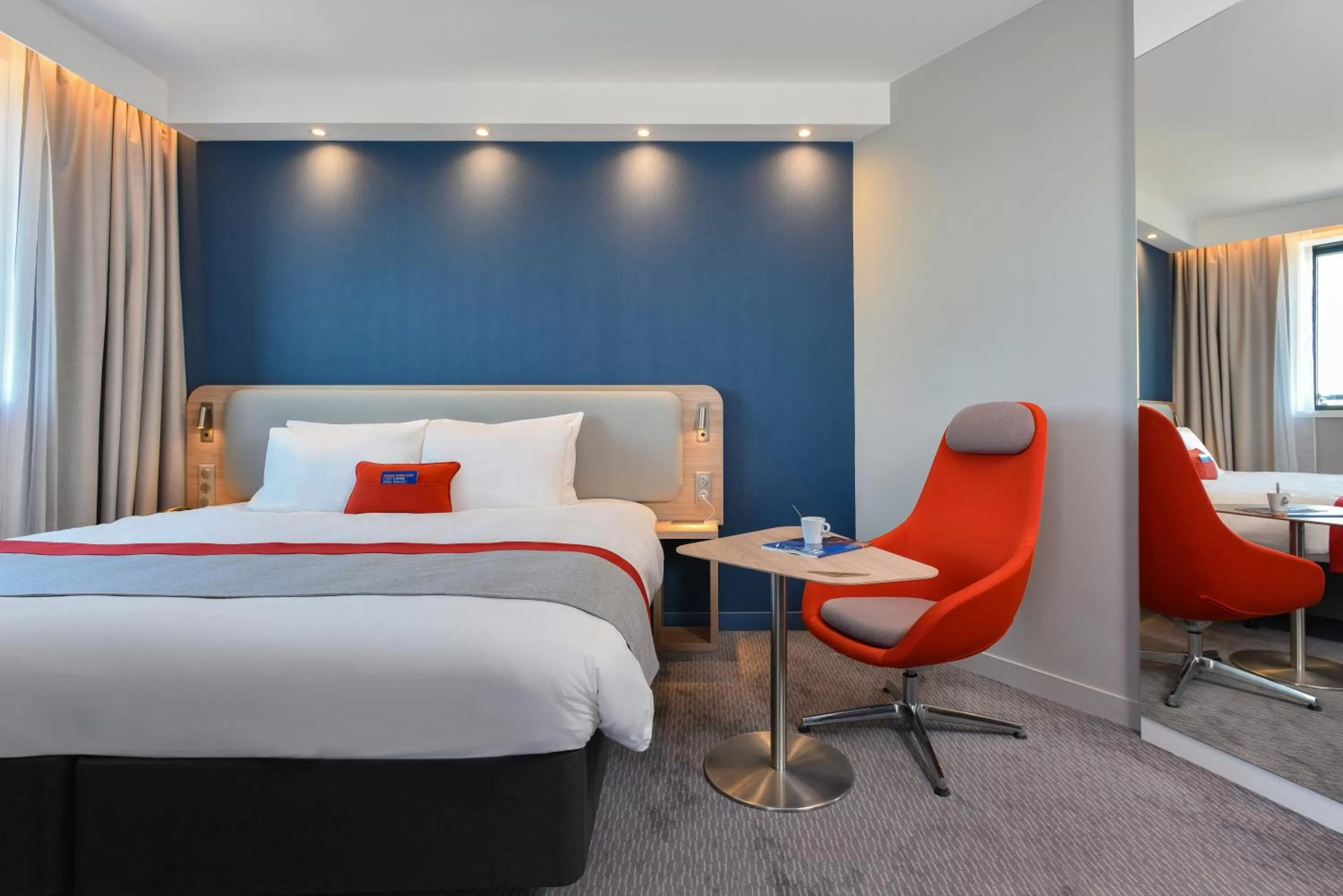 Bedroom, Bed in Holiday Inn Express - Rouen Centre - Rive Gauche by IHG