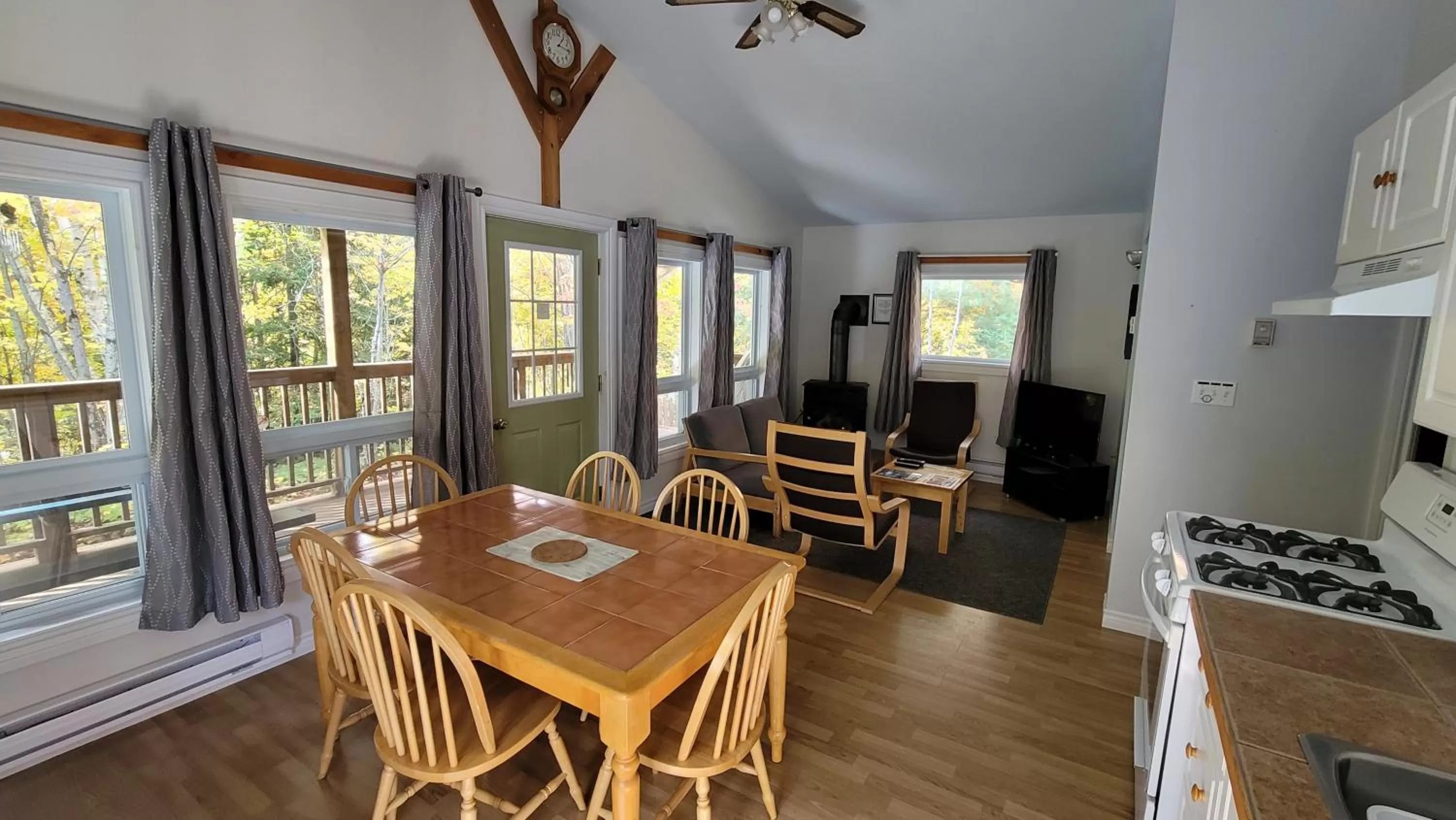 Kitchen or kitchenette in Parkway Cottage Resort and Trading Post