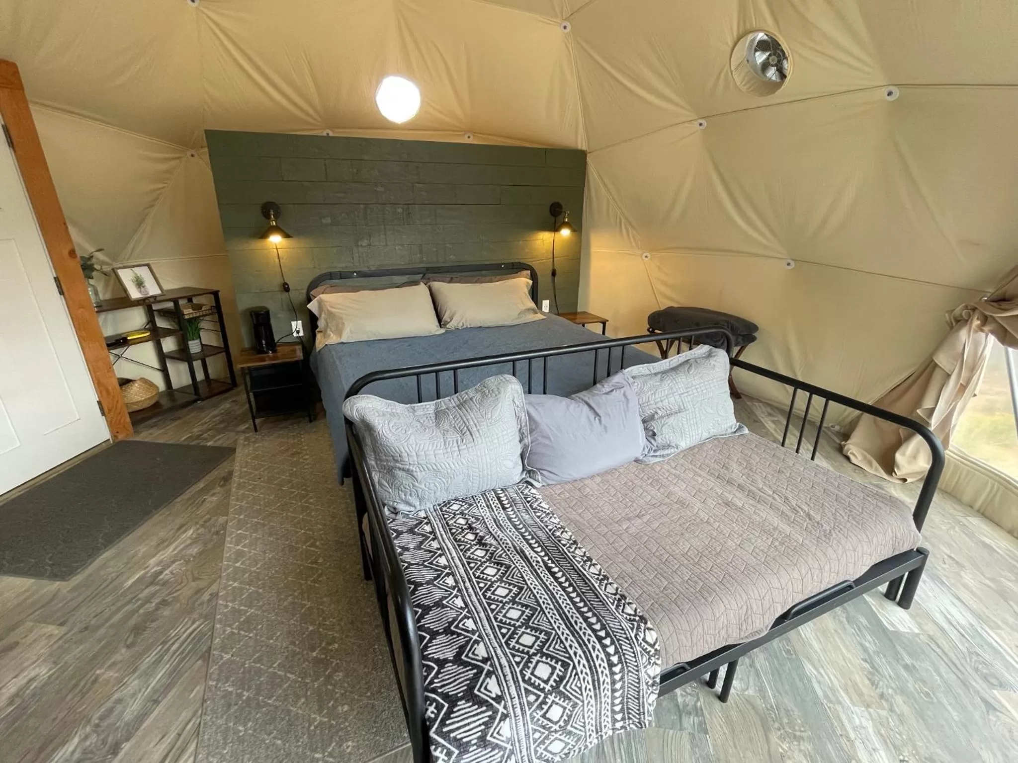 Photo of the whole room, Bed in Blue Mountain Domes - The WOW Experience