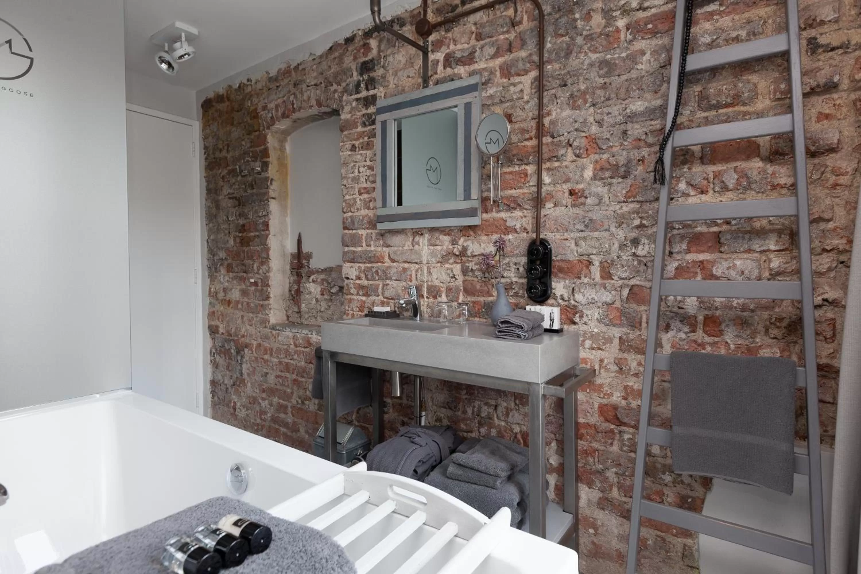 Bathroom, Bed in Mother Goose Hotel