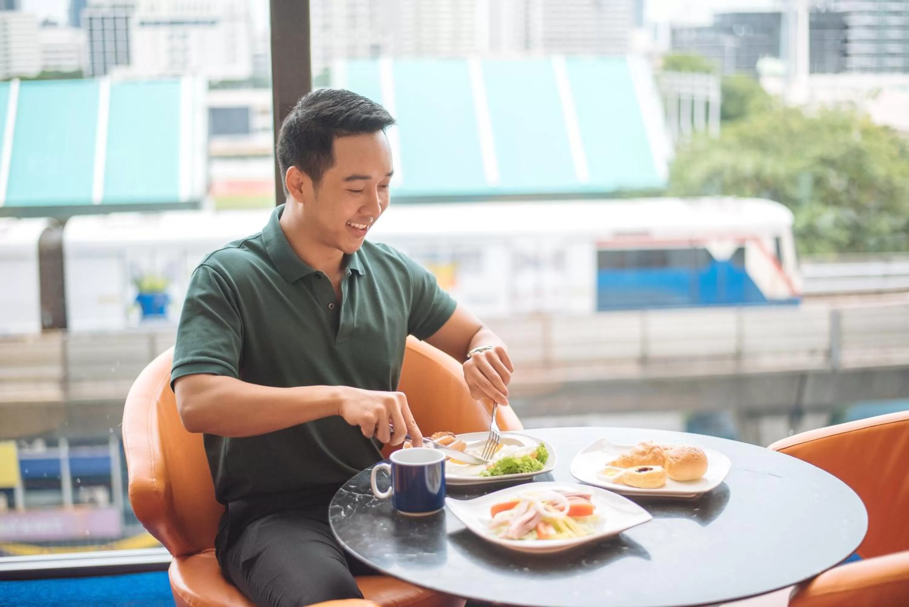 Restaurant/places to eat in Holiday Inn Express Bangkok Siam by IHG