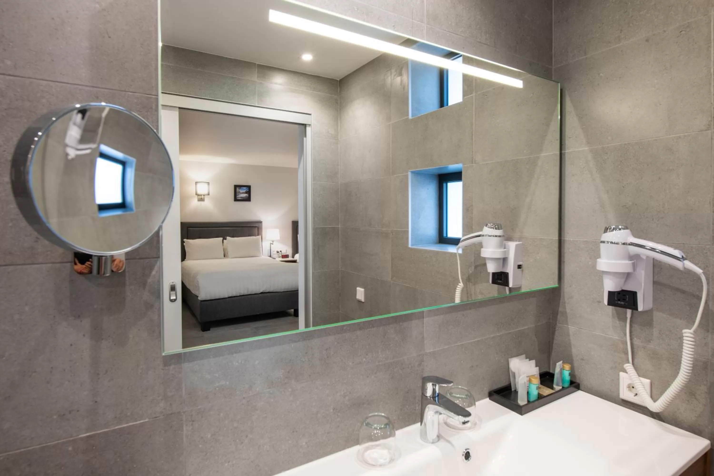 Bathroom, Bed in Curacao Avila Beach Hotel