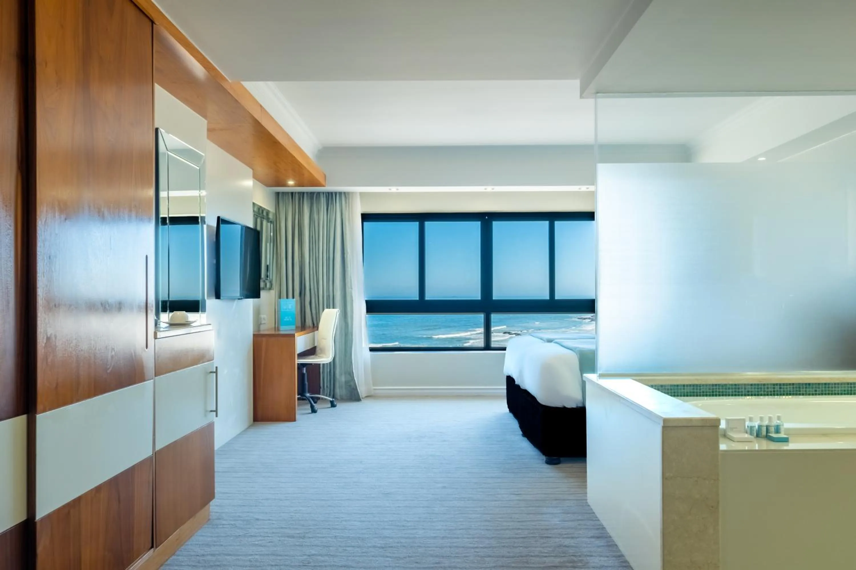 Bedroom, Bed in Blaauwberg Beach Hotel