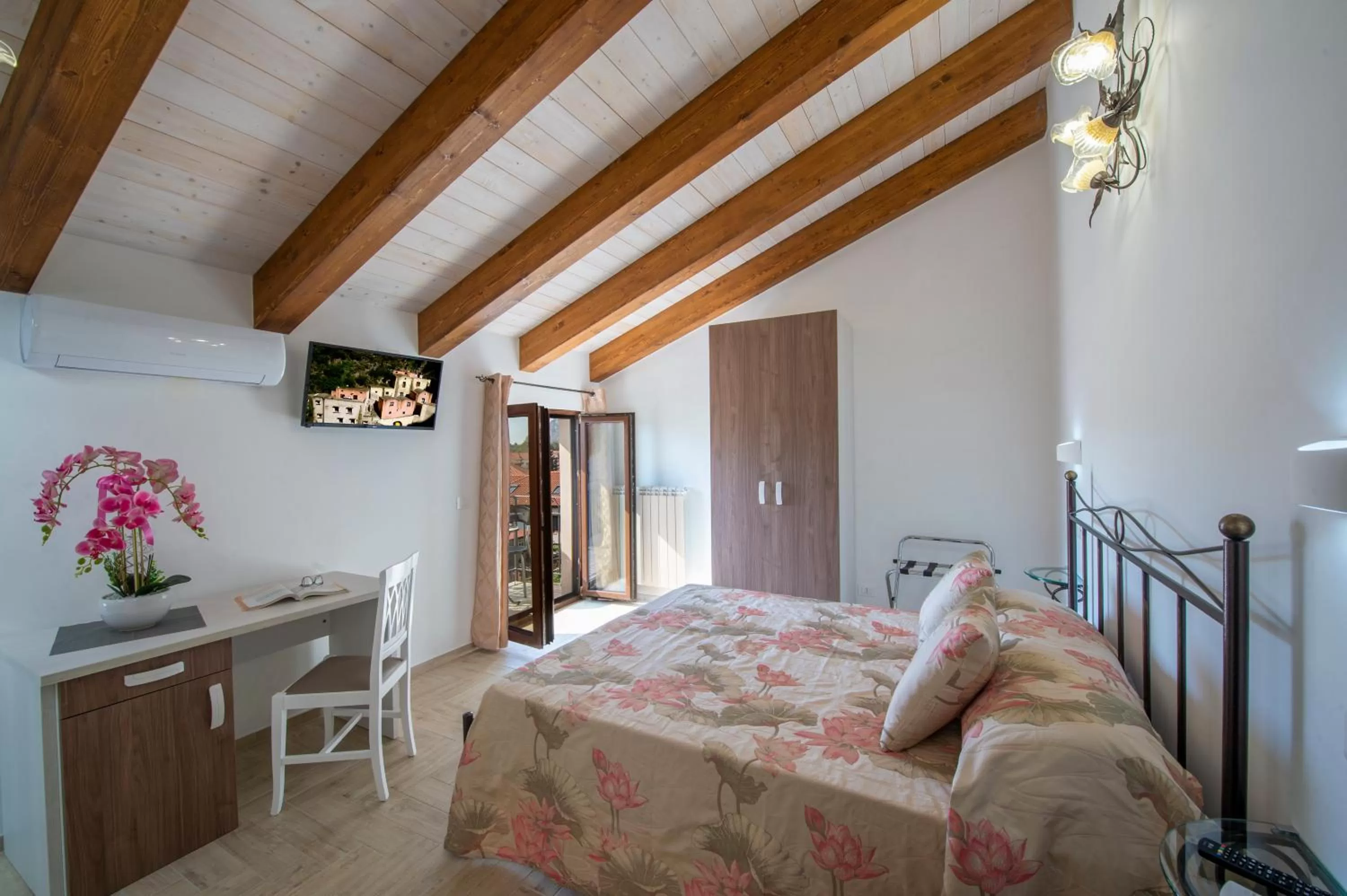 Photo of the whole room, Bed in Il Ritrovo degli dei