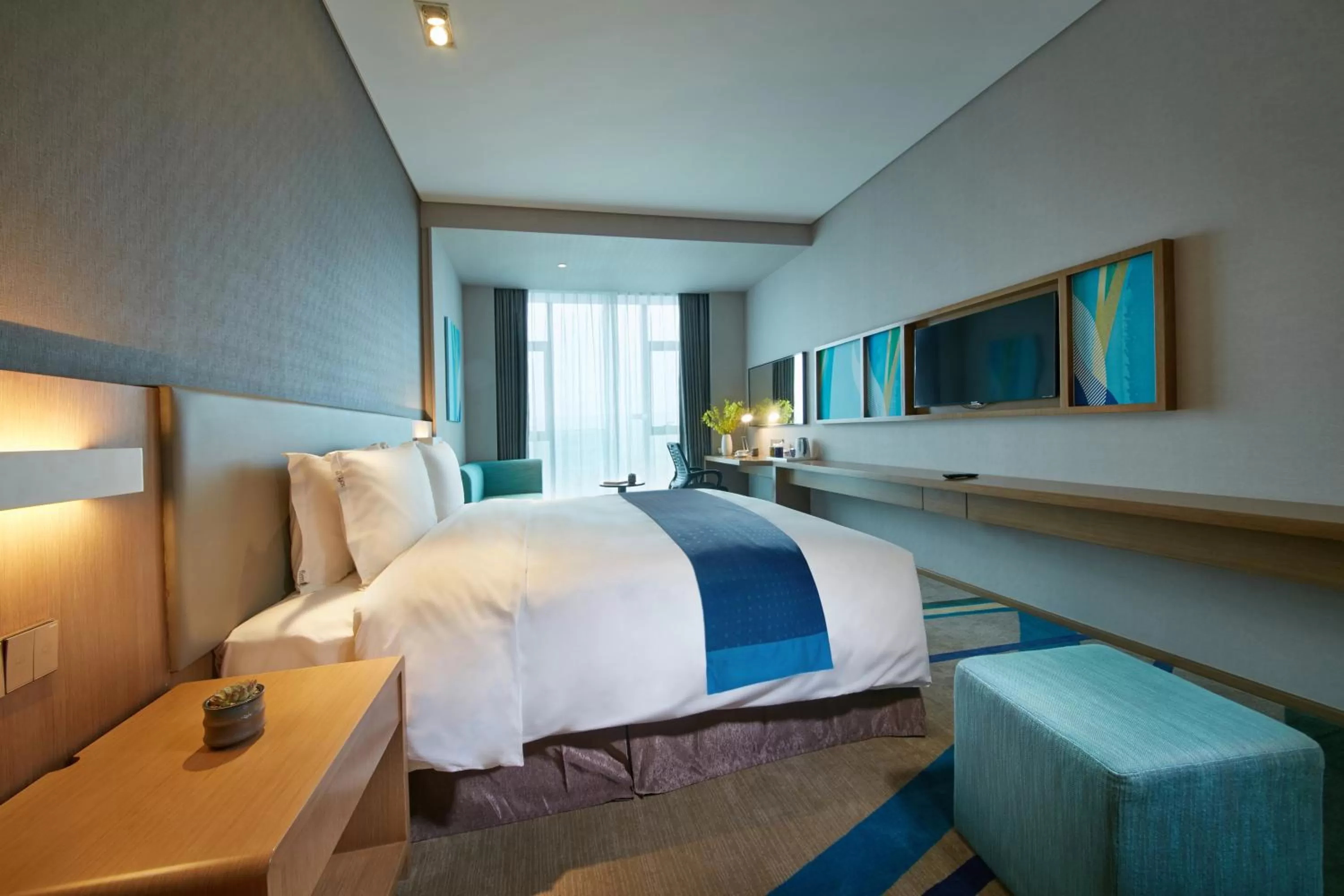 Photo of the whole room, Bed in Holiday Inn Express Hangzhou East Station by IHG