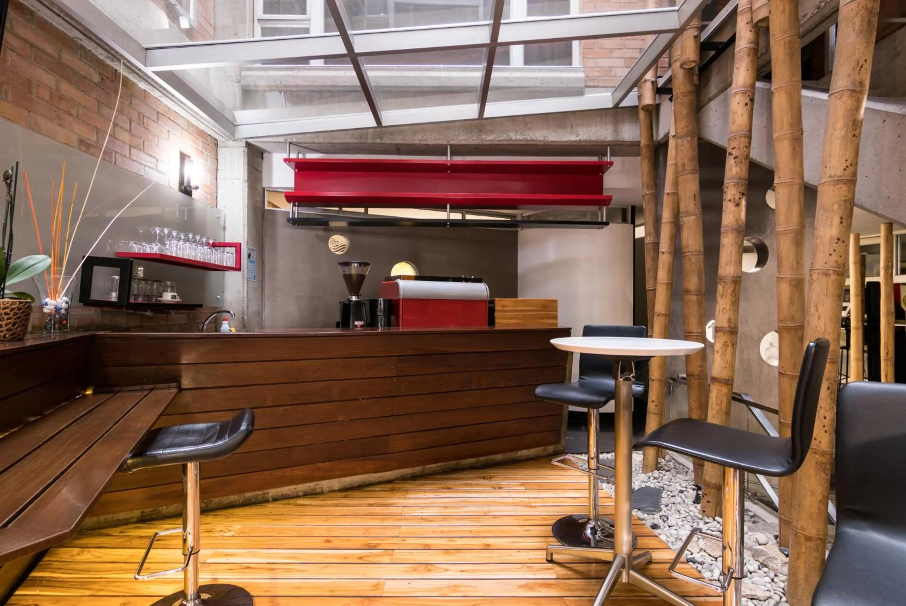 Dining area in Hotel 5 Elementos Corferias by HBP