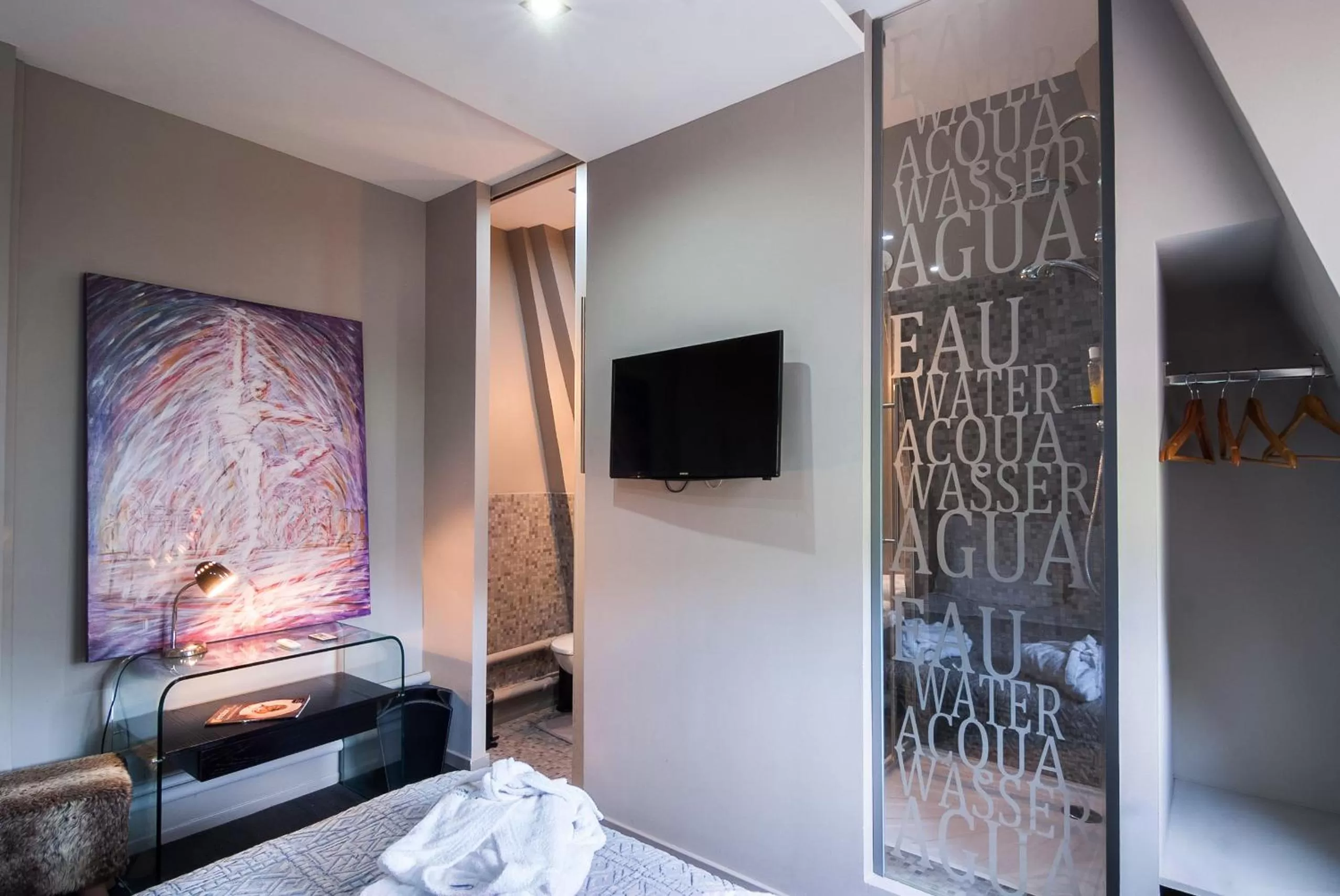 Decorative detail, TV/Entertainment Center in Peonia at Home - Maison d'hôtes d'exception