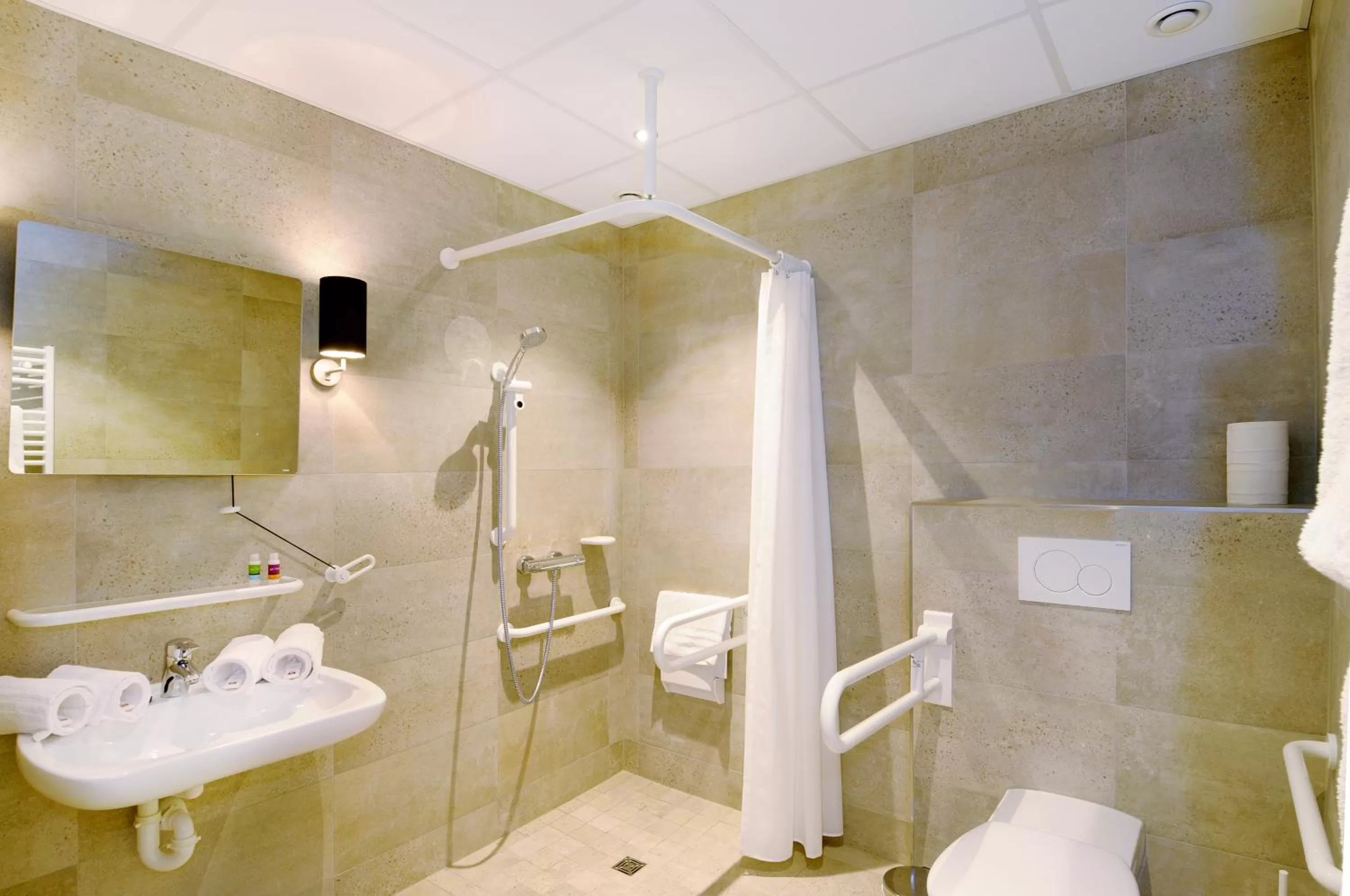Shower in Mont-des-Pins