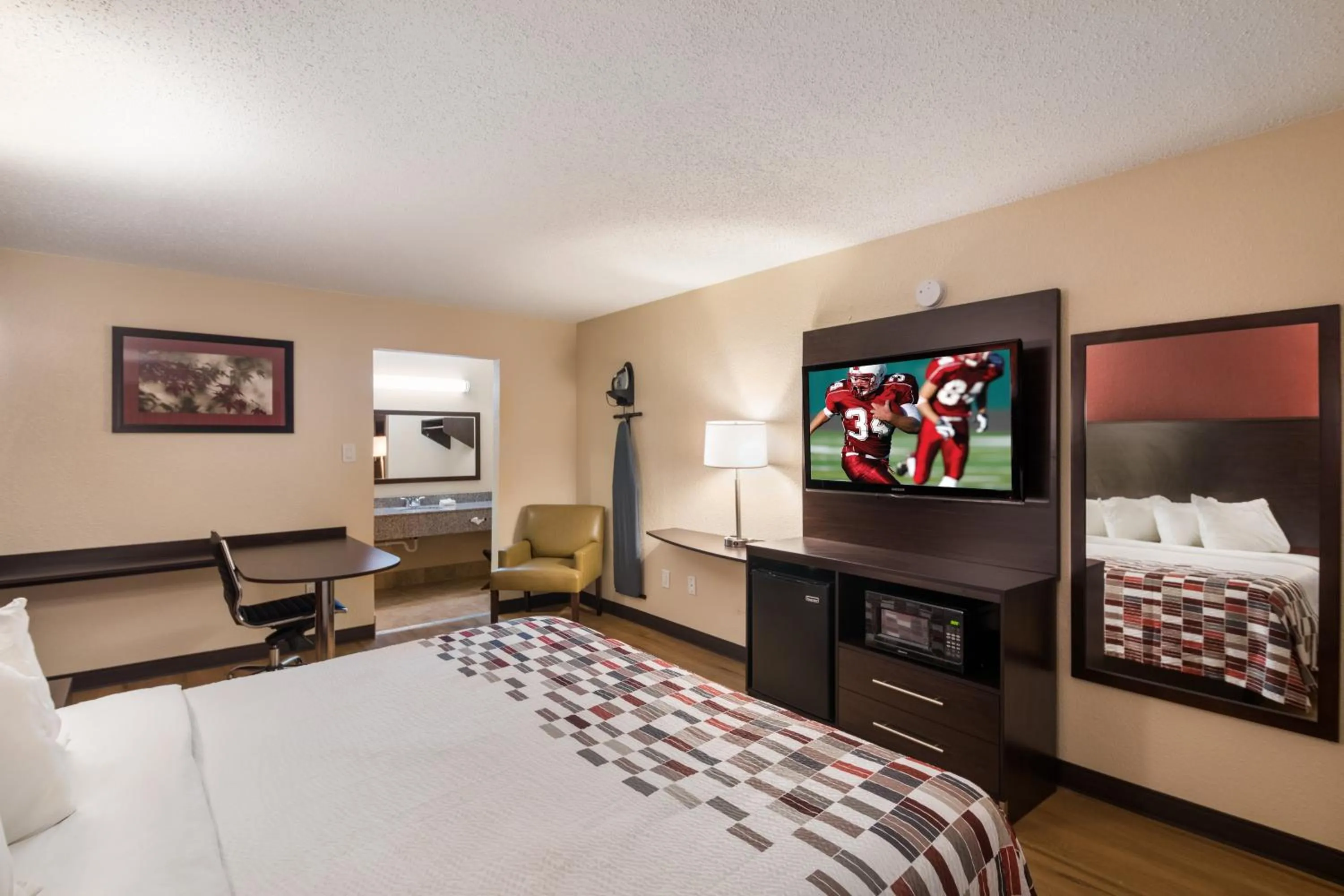 Bedroom, Bed in Red Roof Inn Temple